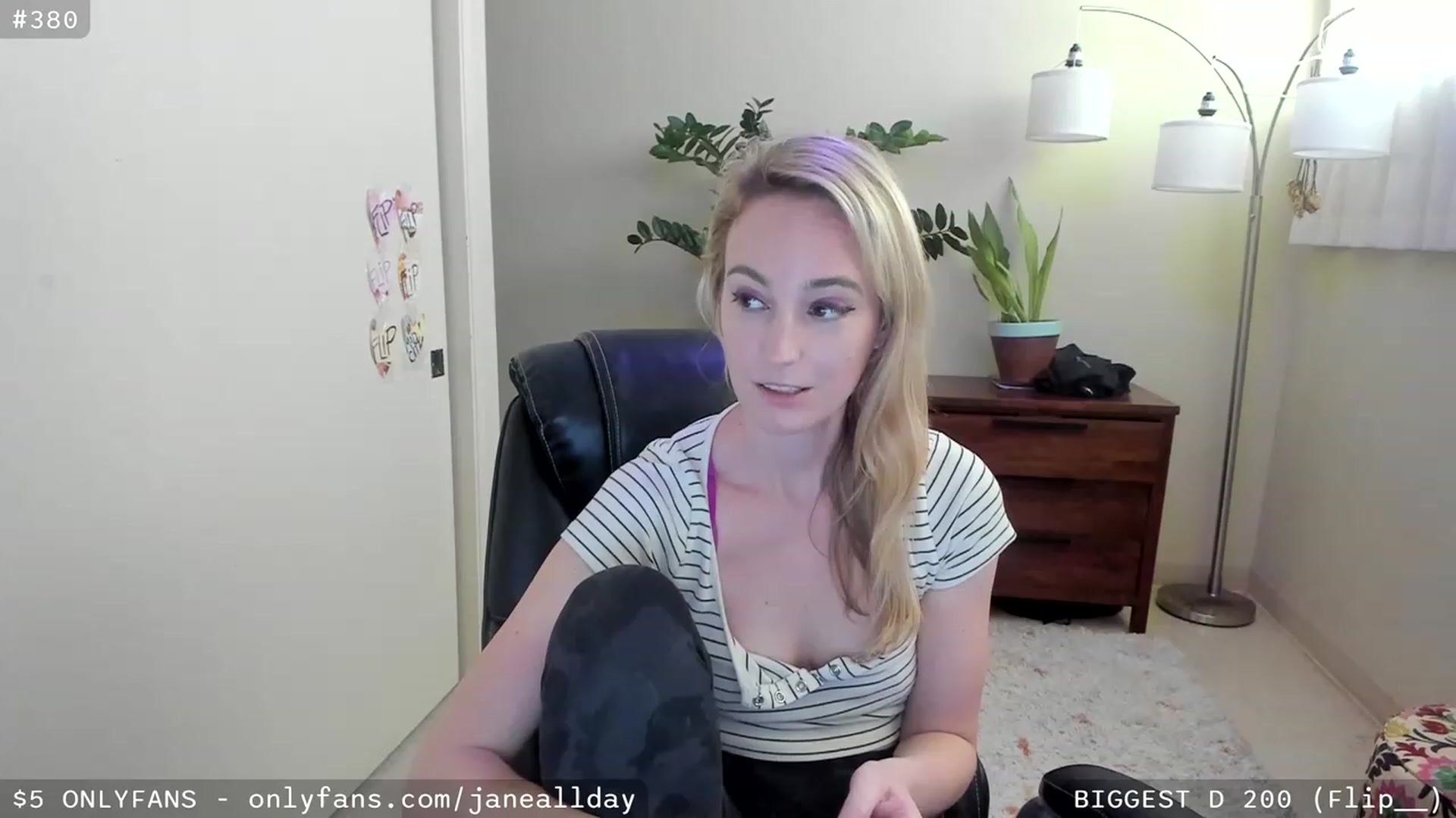 Gallery image thumbnail from JaneAllDay's myfreecams stream on, 03/20/2023, 04:08 image 3 of 20