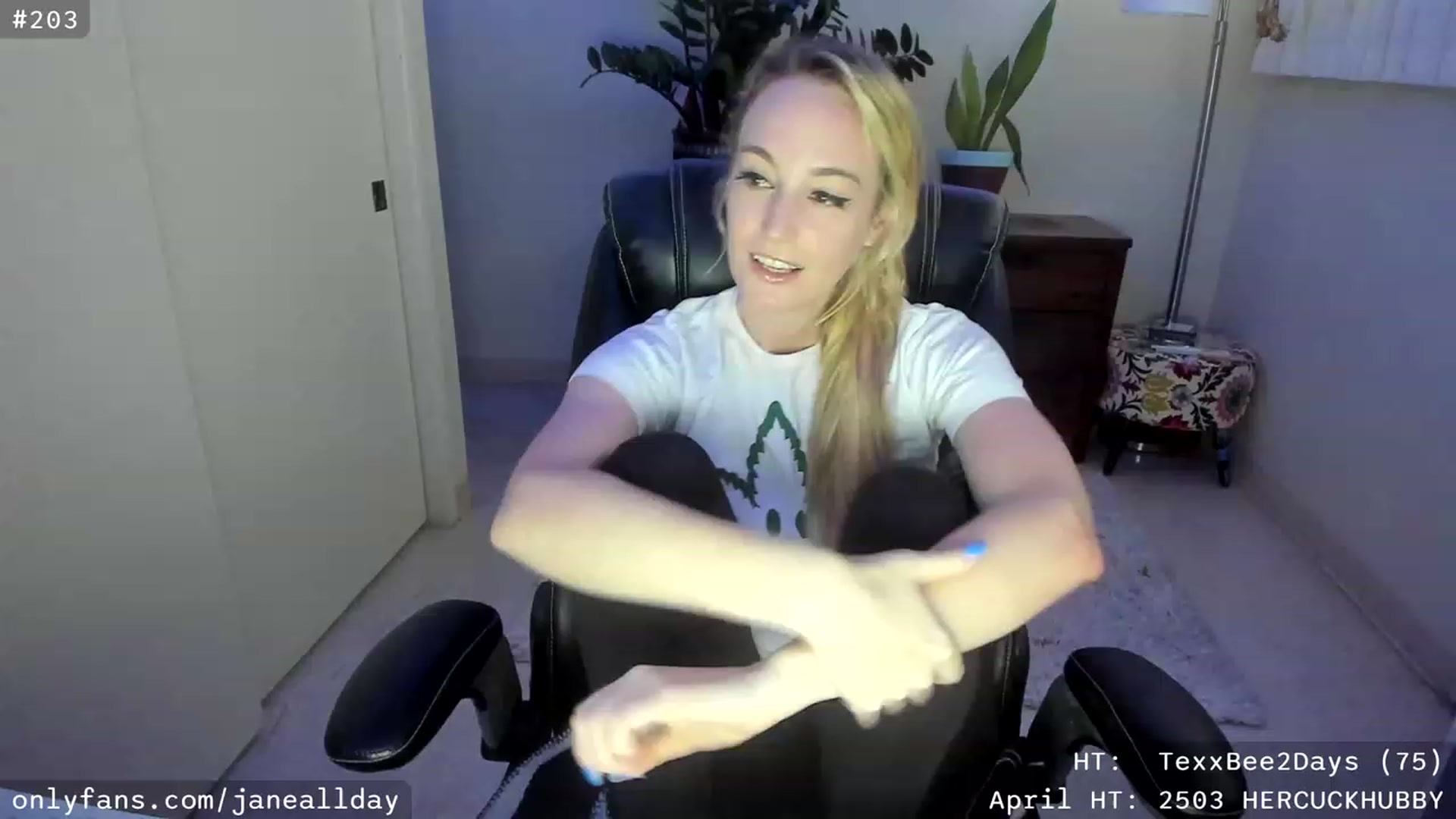 Gallery image thumbnail from JaneAllDay's myfreecams stream on, 04/24/2023, 05:09 image 10 of 20