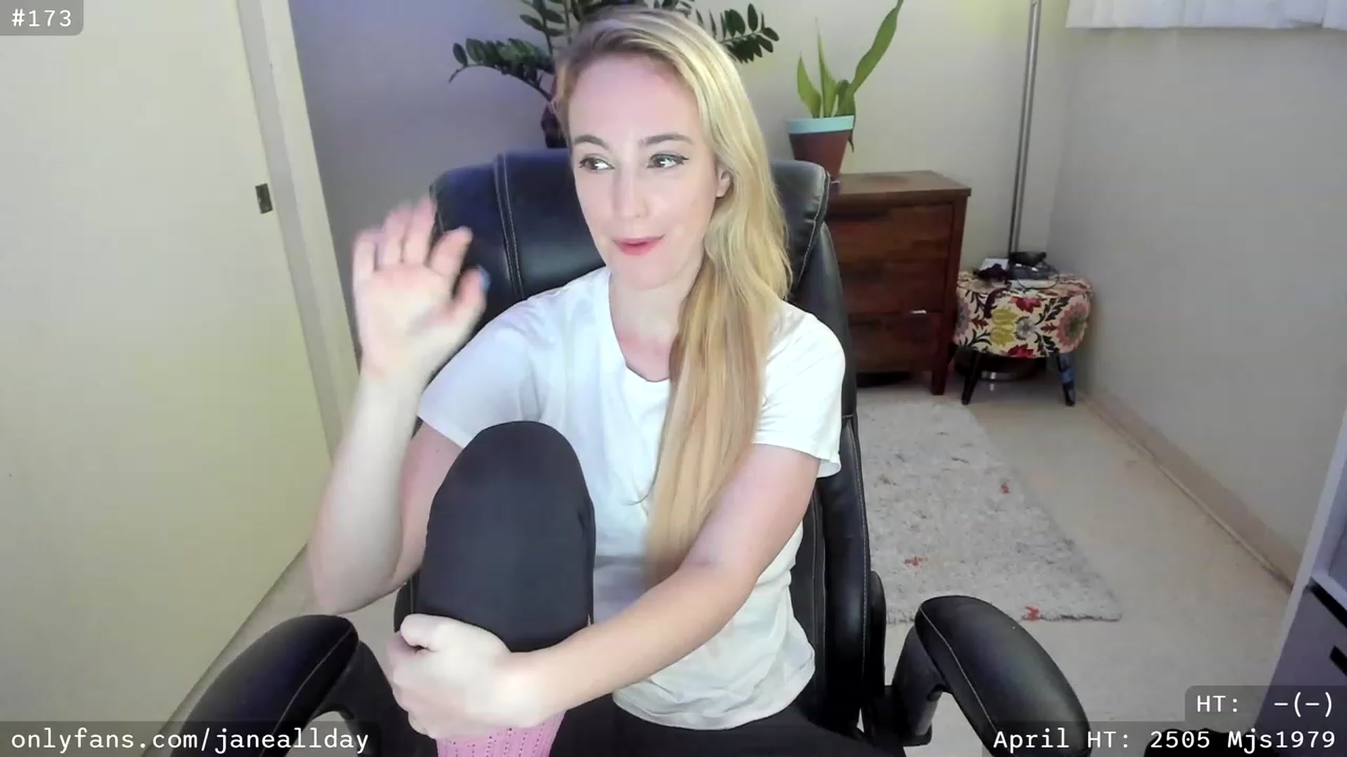 Gallery image thumbnail from JaneAllDay's myfreecams stream on, 04/27/2023, 04:55 image 6 of 20