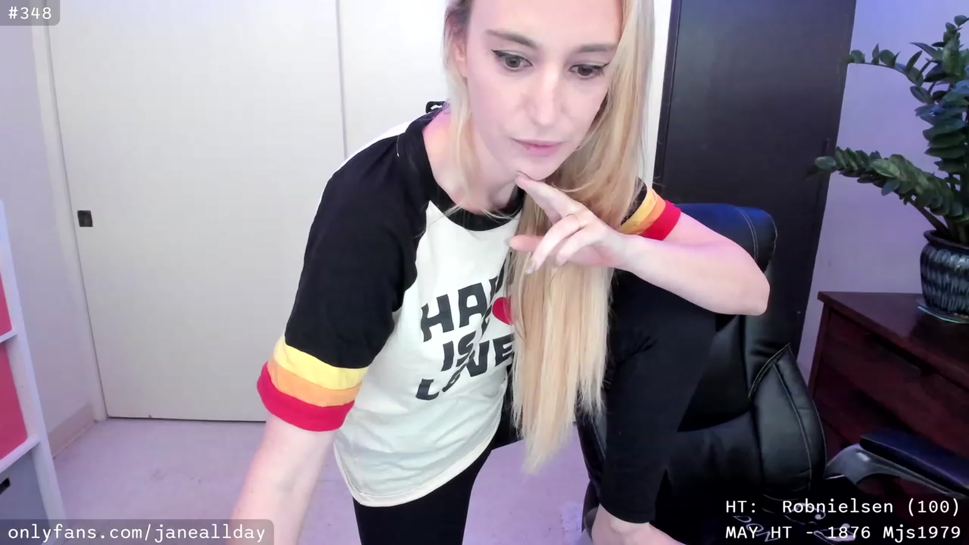 Gallery image thumbnail from JaneAllDay's myfreecams stream on, 05/17/2023, 04:15 image 11 of 20