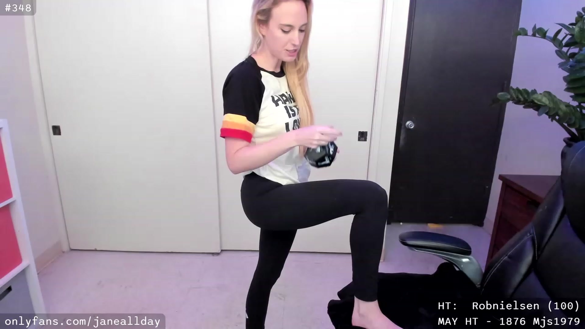 Gallery image thumbnail from JaneAllDay's myfreecams stream on, 05/17/2023, 04:15 image 17 of 20