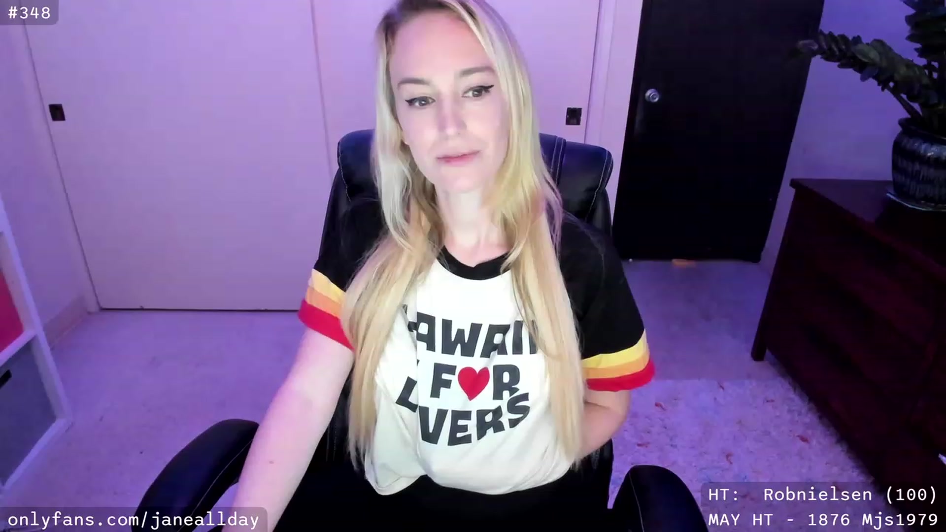 Gallery image thumbnail from JaneAllDay's myfreecams stream on, 05/17/2023, 05:16 image 5 of 20