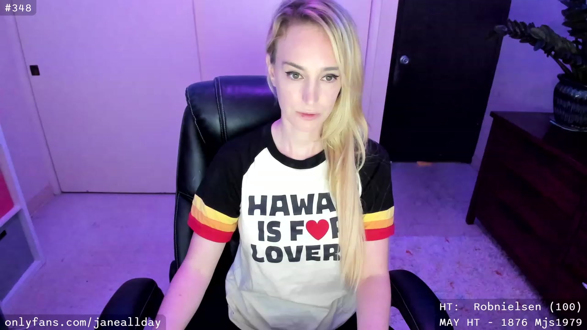Gallery image thumbnail from JaneAllDay's myfreecams stream on, 05/17/2023, 05:16 image 8 of 20