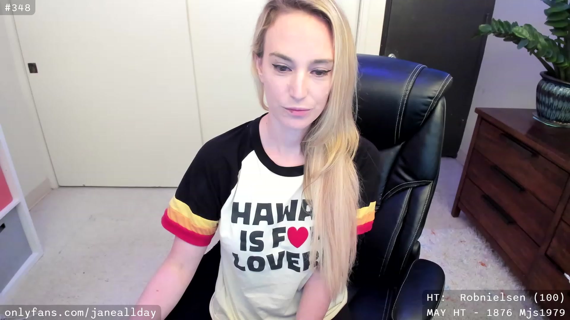 Gallery image thumbnail from JaneAllDay's myfreecams stream on, 05/17/2023, 05:16 image 1 of 20