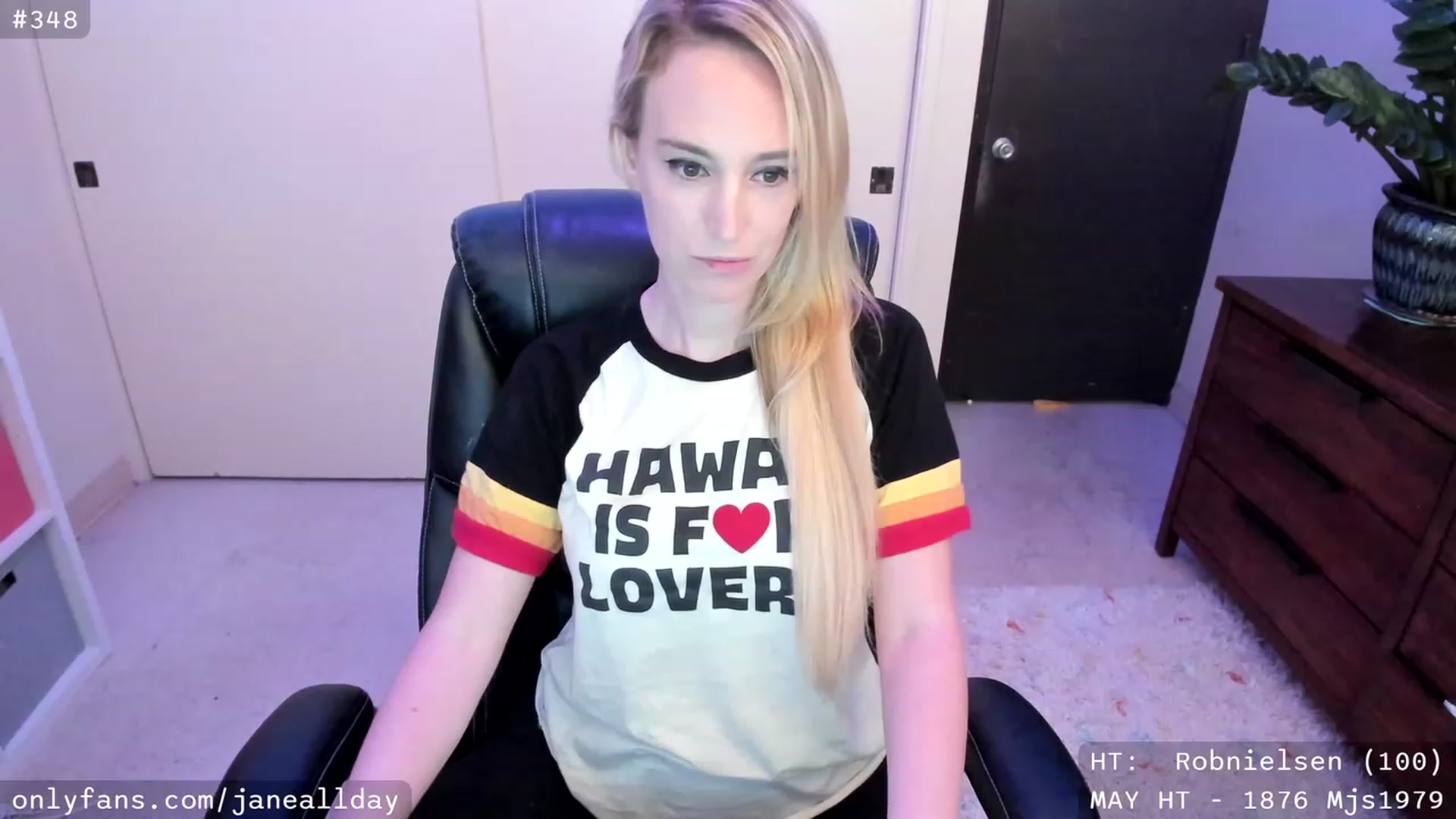 Gallery image thumbnail from JaneAllDay's myfreecams stream on, 05/17/2023, 05:16 image 3 of 20