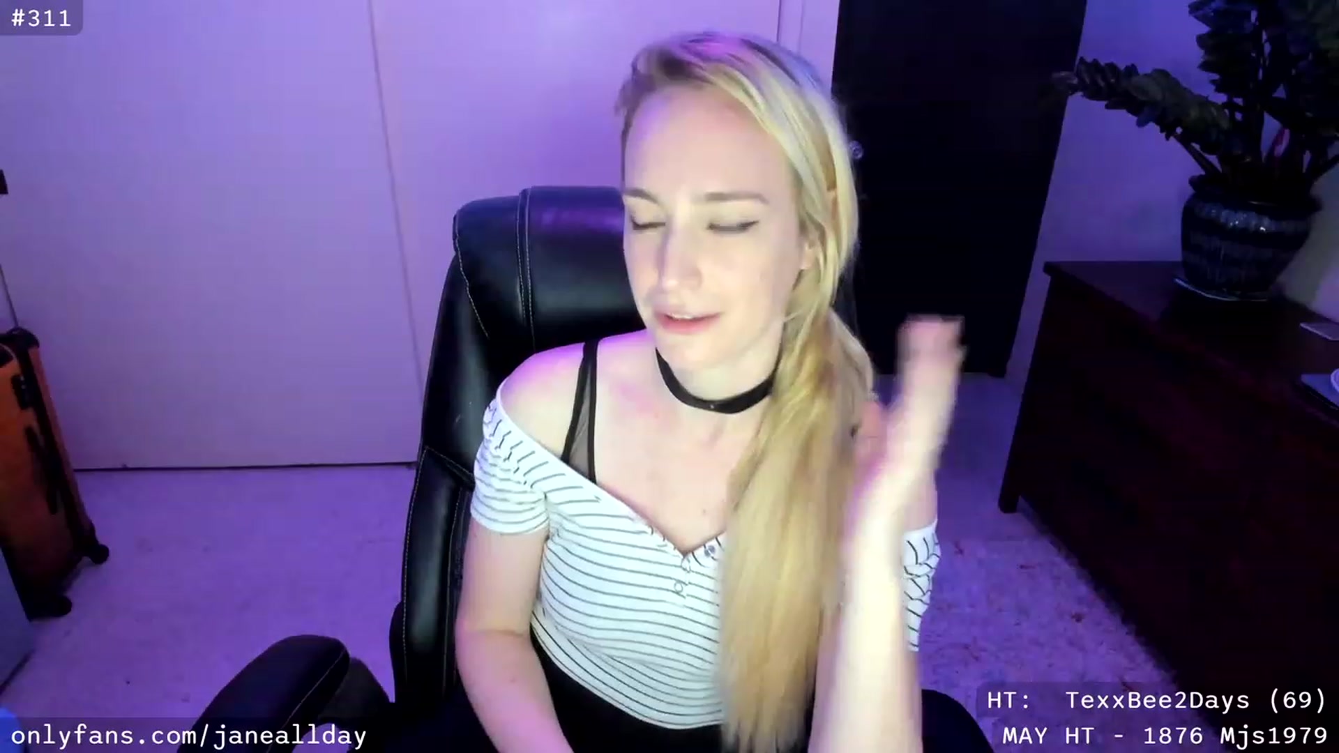 Gallery image thumbnail from JaneAllDay's myfreecams stream on, 05/19/2023, 05:49 image 5 of 20