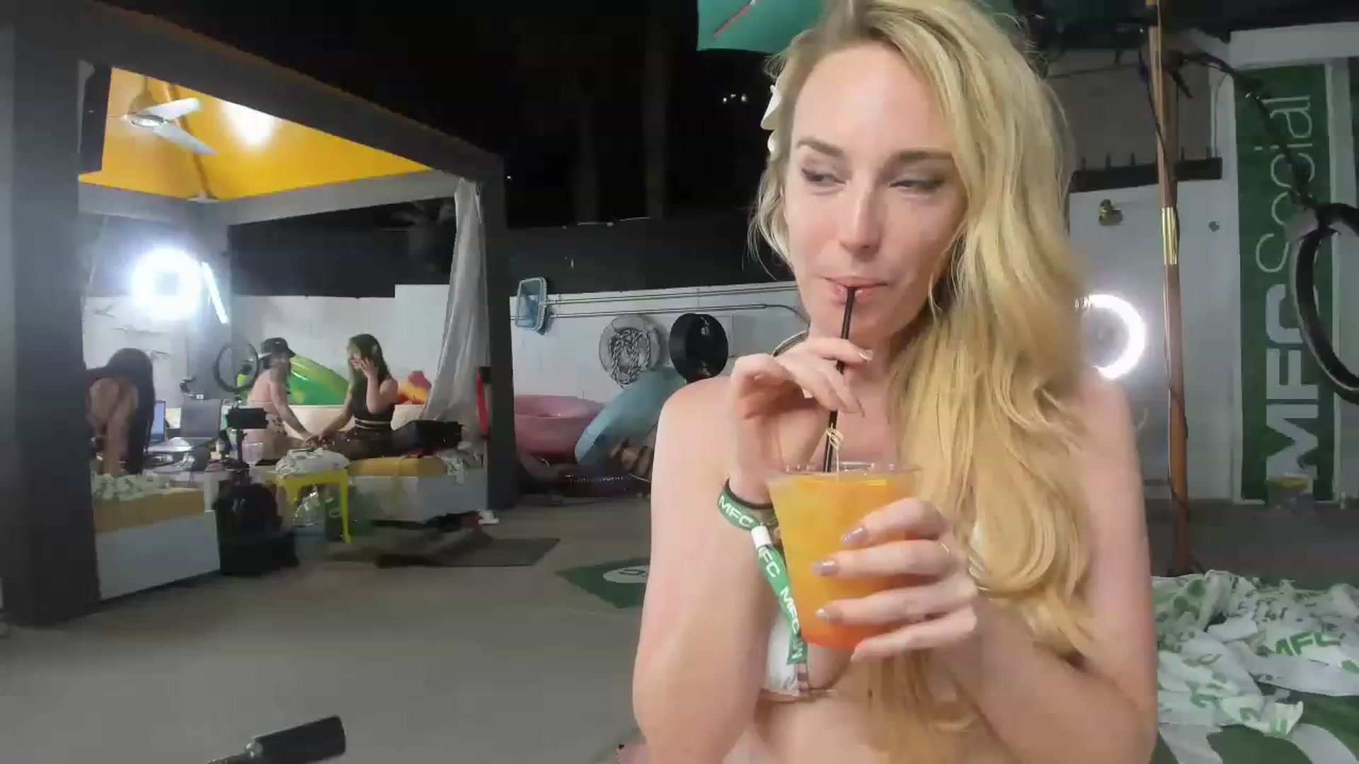 Gallery image thumbnail from JaneAllDay's myfreecams stream on, 05/24/2023, 05:17 image 6 of 20