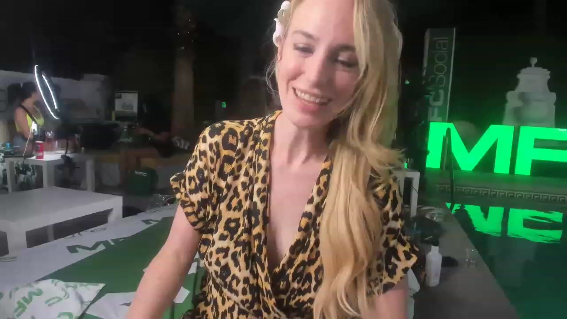 Gallery image thumbnail from JaneAllDay's myfreecams stream on, 05/25/2023, 04:54 image 3 of 20