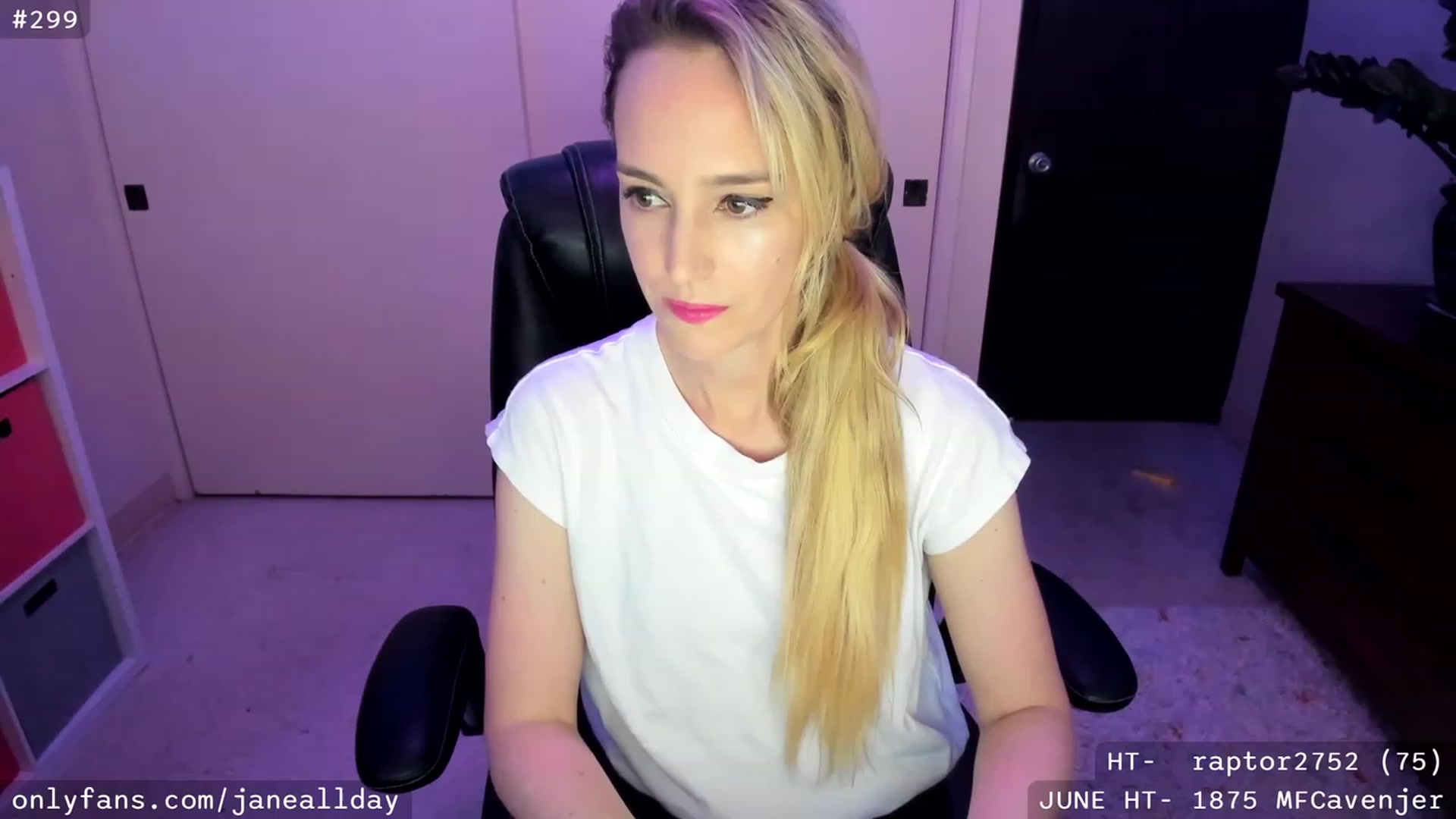 Gallery image thumbnail from JaneAllDay's myfreecams stream on, 06/06/2023, 06:38 image 1 of 20