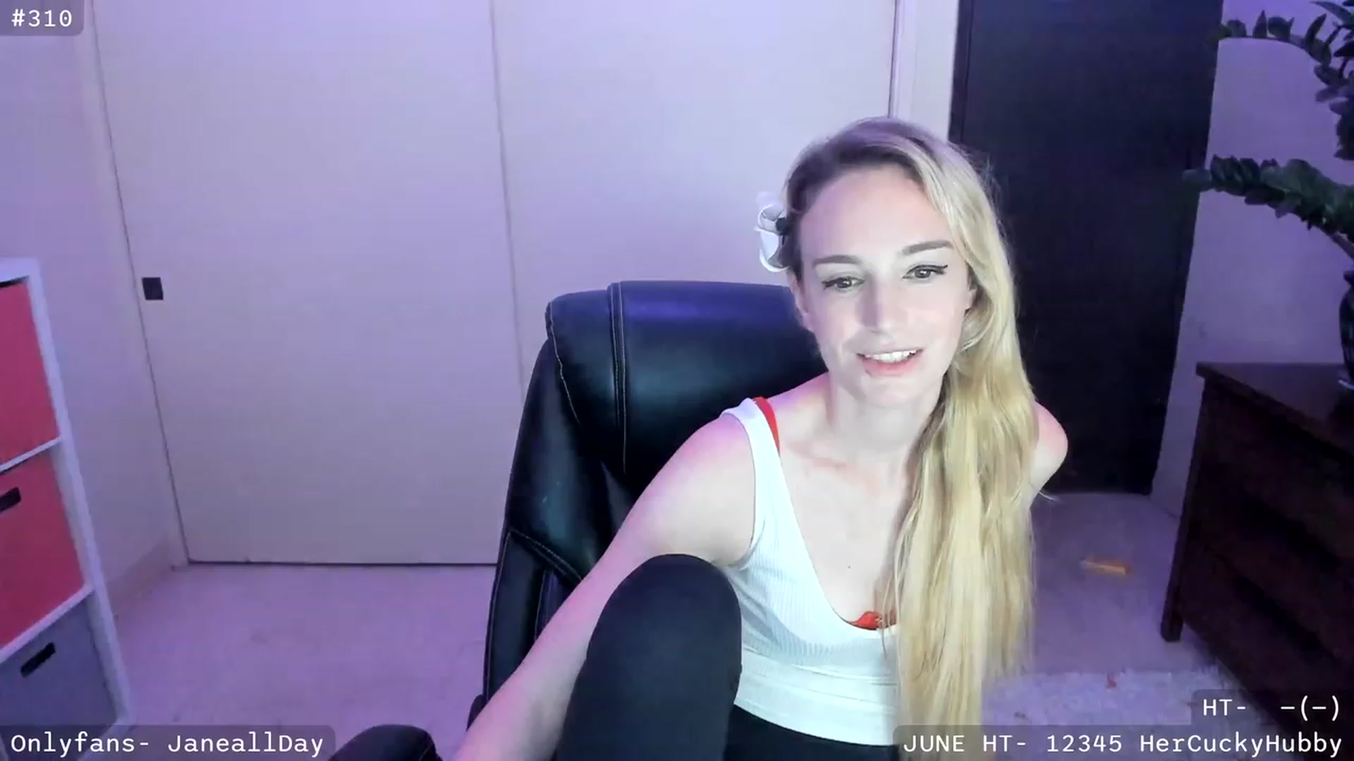 Gallery image thumbnail from JaneAllDay's myfreecams stream on, 06/19/2023, 05:07 image 4 of 20