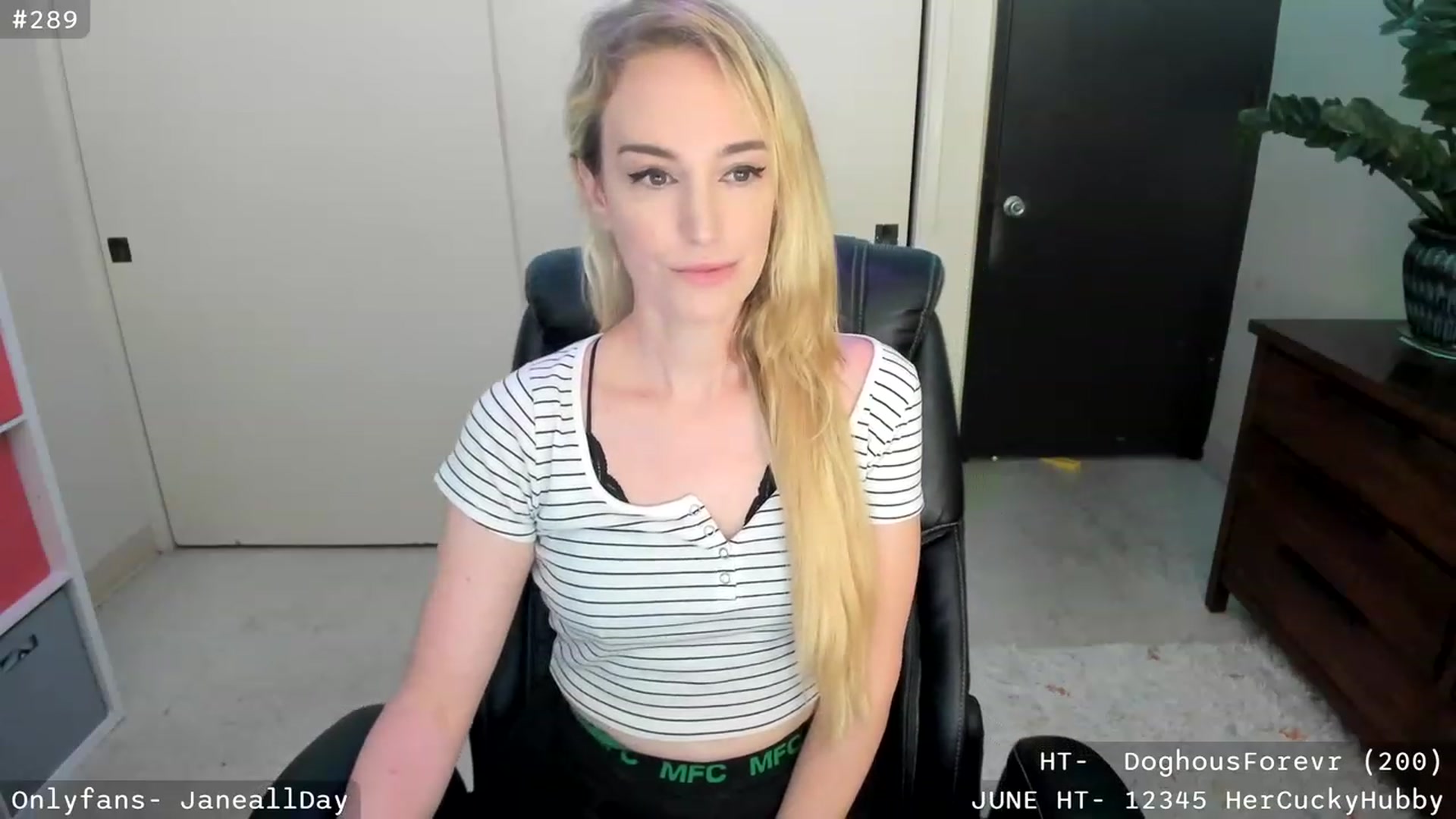 Gallery image thumbnail from JaneAllDay's myfreecams stream on, 06/21/2023, 06:21 image 6 of 20