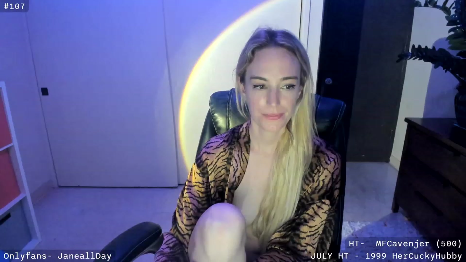 Gallery image thumbnail from JaneAllDay's myfreecams stream on, 07/23/2023, 06:50 image 19 of 20