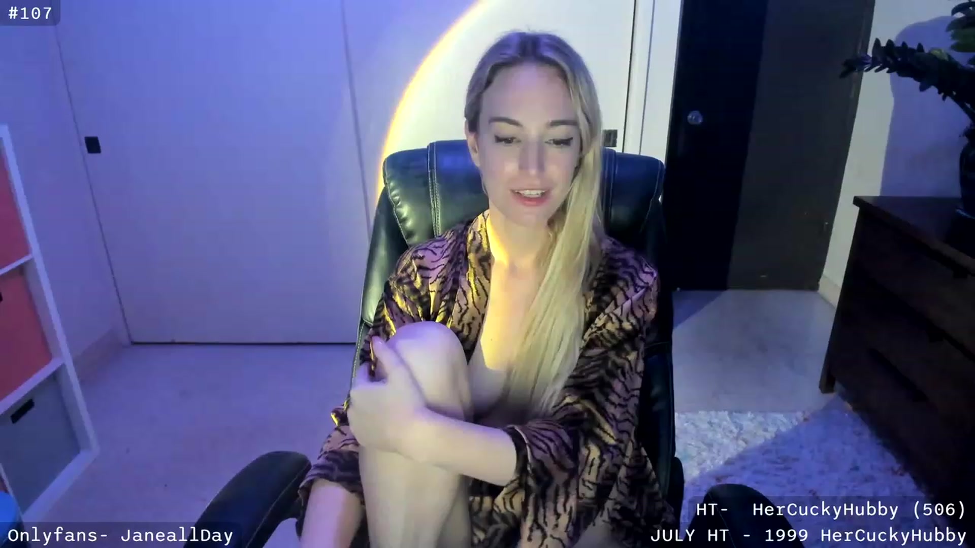 Gallery image thumbnail from JaneAllDay's myfreecams stream on, 07/23/2023, 07:41 image 2 of 20