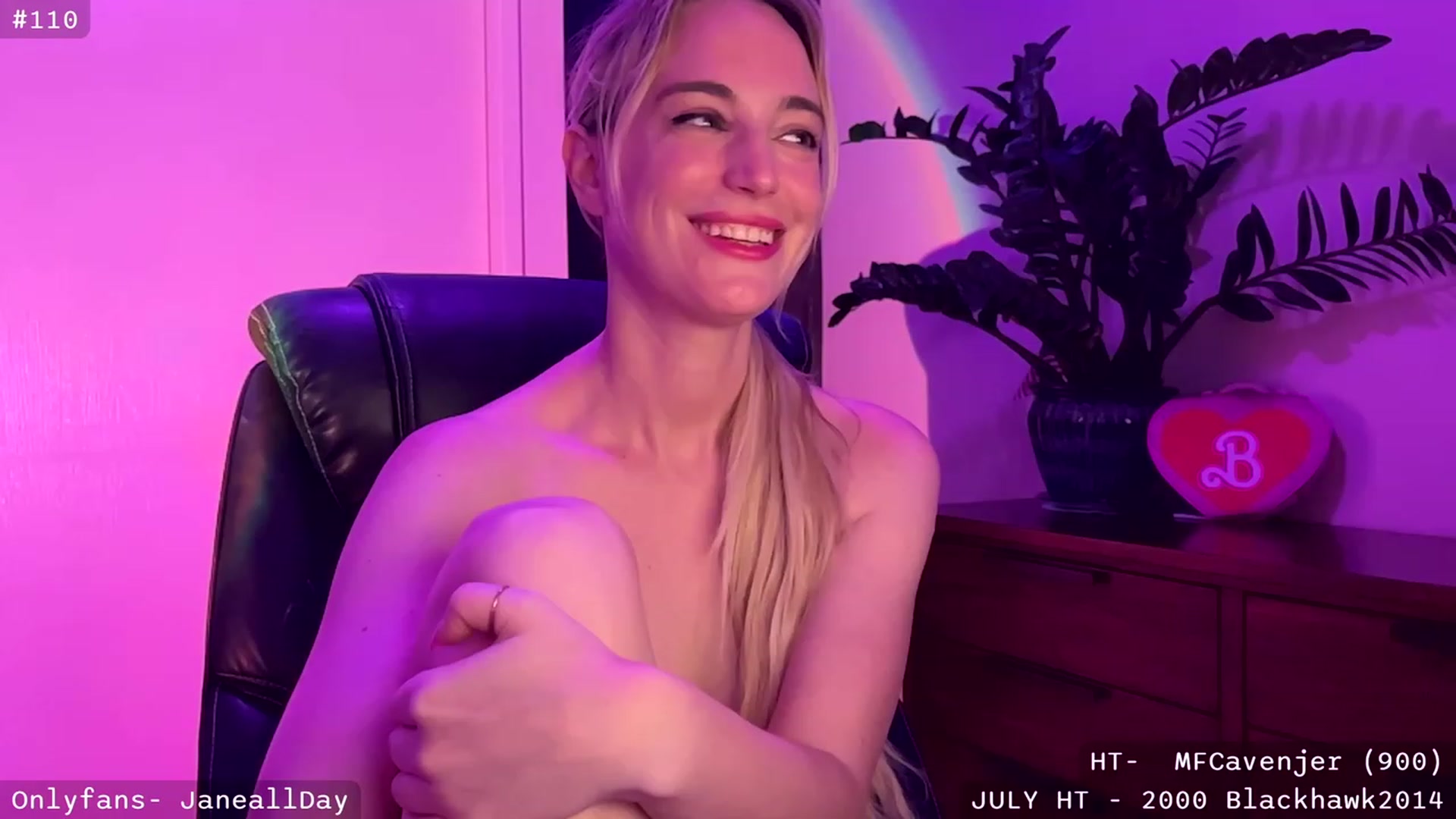 Gallery image thumbnail from JaneAllDay's myfreecams stream on, 07/25/2023, 07:12 image 13 of 20
