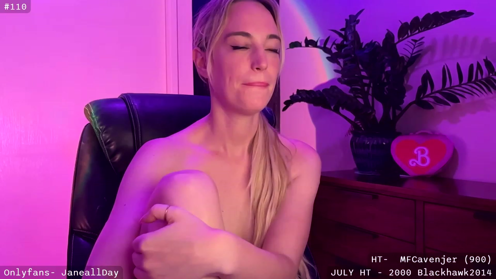 Gallery image thumbnail from JaneAllDay's myfreecams stream on, 07/25/2023, 07:12 image 16 of 20