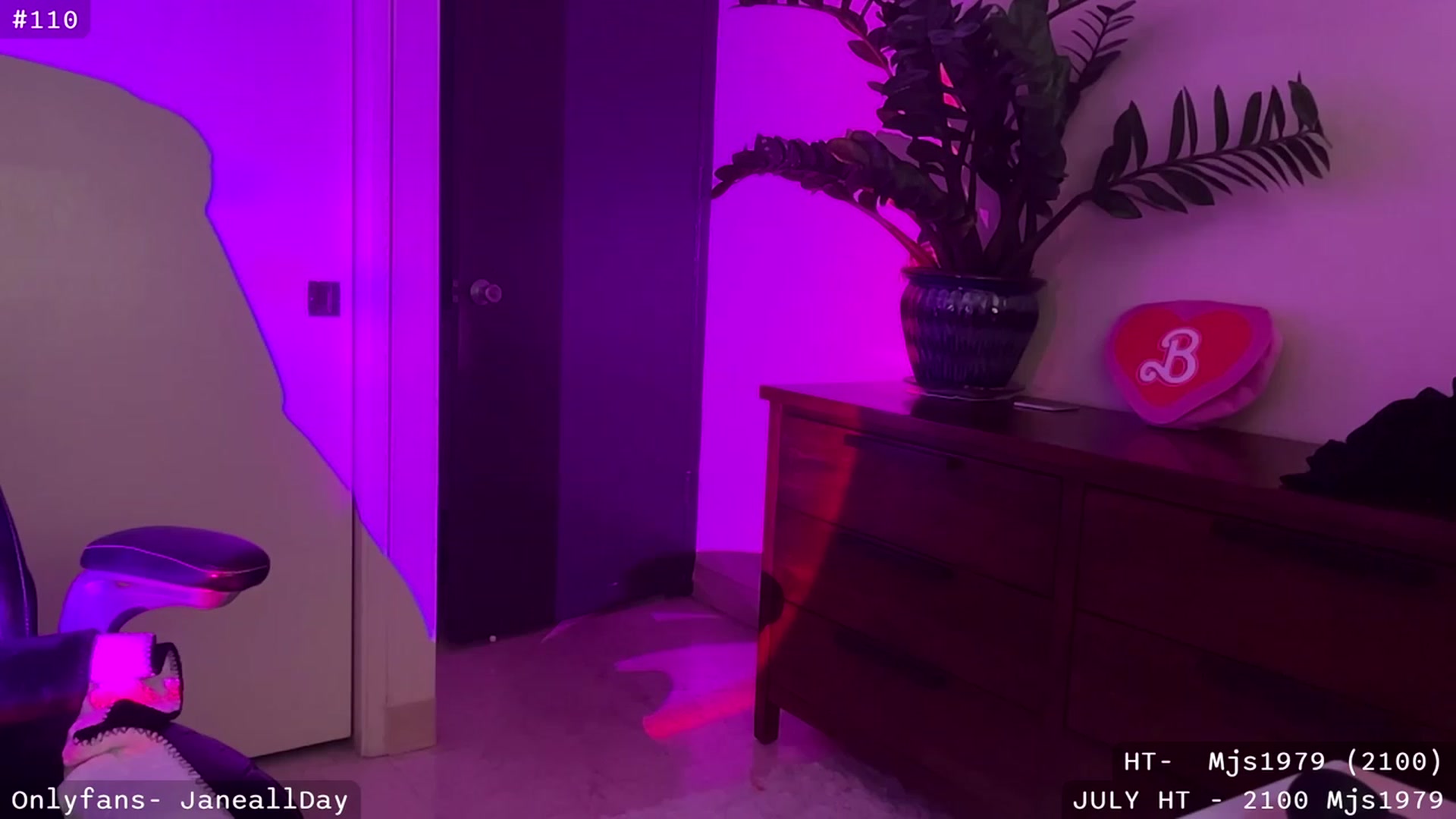 Gallery image thumbnail from JaneAllDay's myfreecams stream on, 07/27/2023, 05:15 image 11 of 20