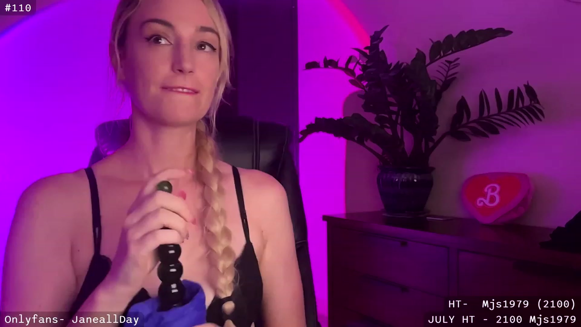 Gallery image thumbnail from JaneAllDay's myfreecams stream on, 07/27/2023, 05:15 image 14 of 20
