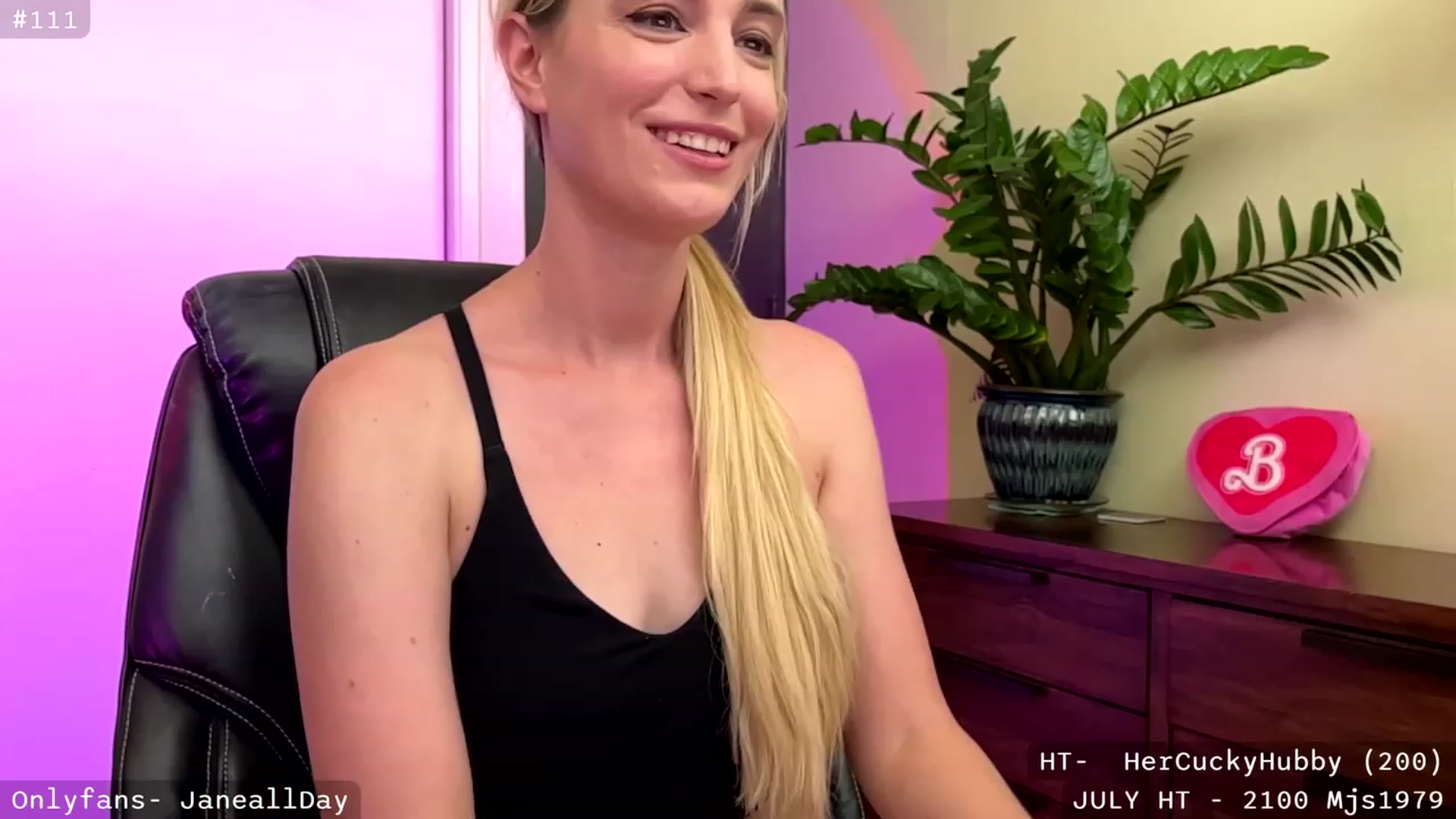 Gallery image thumbnail from JaneAllDay's myfreecams stream on, 07/28/2023, 01:30 image 3 of 20