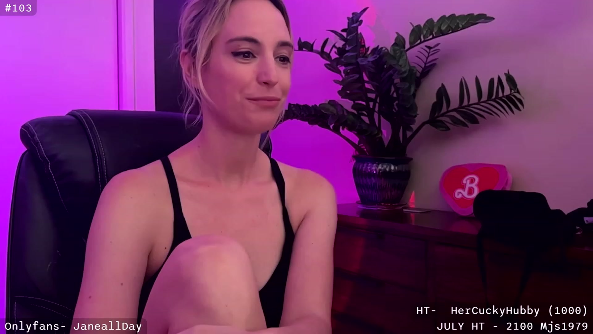 Gallery image thumbnail from JaneAllDay's myfreecams stream on, 07/28/2023, 04:28 image 12 of 20