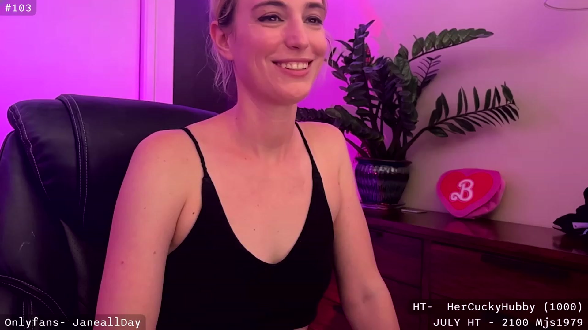 Gallery image thumbnail from JaneAllDay's myfreecams stream on, 07/28/2023, 04:28 image 18 of 20