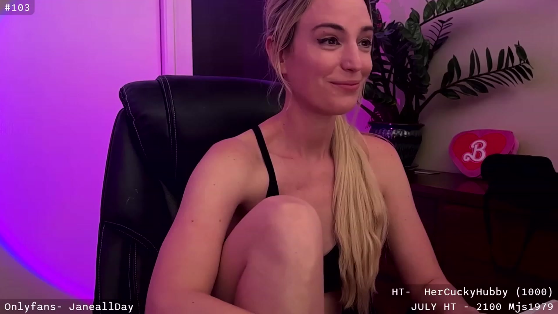 Gallery image thumbnail from JaneAllDay's myfreecams stream on, 07/28/2023, 04:28 image 8 of 20