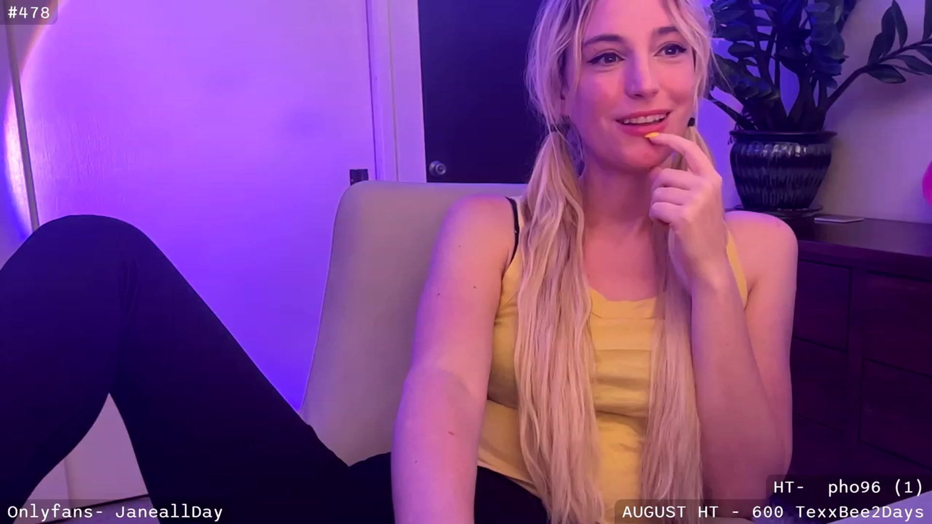 Gallery image thumbnail from JaneAllDay's myfreecams stream on, 08/05/2023, 04:35 image 16 of 20