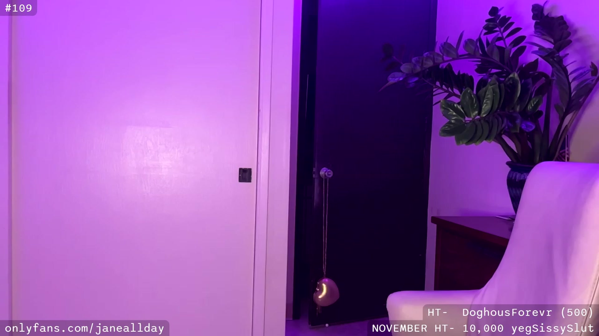 Gallery image thumbnail from JaneAllDay's myfreecams stream on, 11/30/2023, 05:31 image 14 of 20