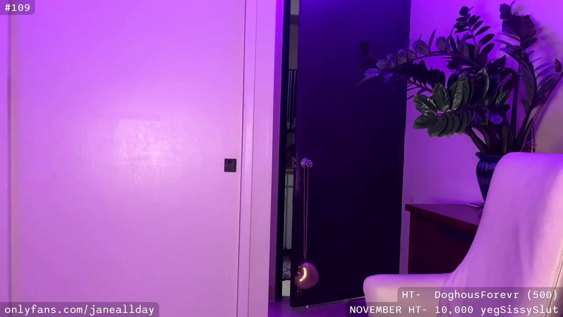 Gallery image thumbnail from JaneAllDay's myfreecams stream on, 11/30/2023, 05:31 image 16 of 20