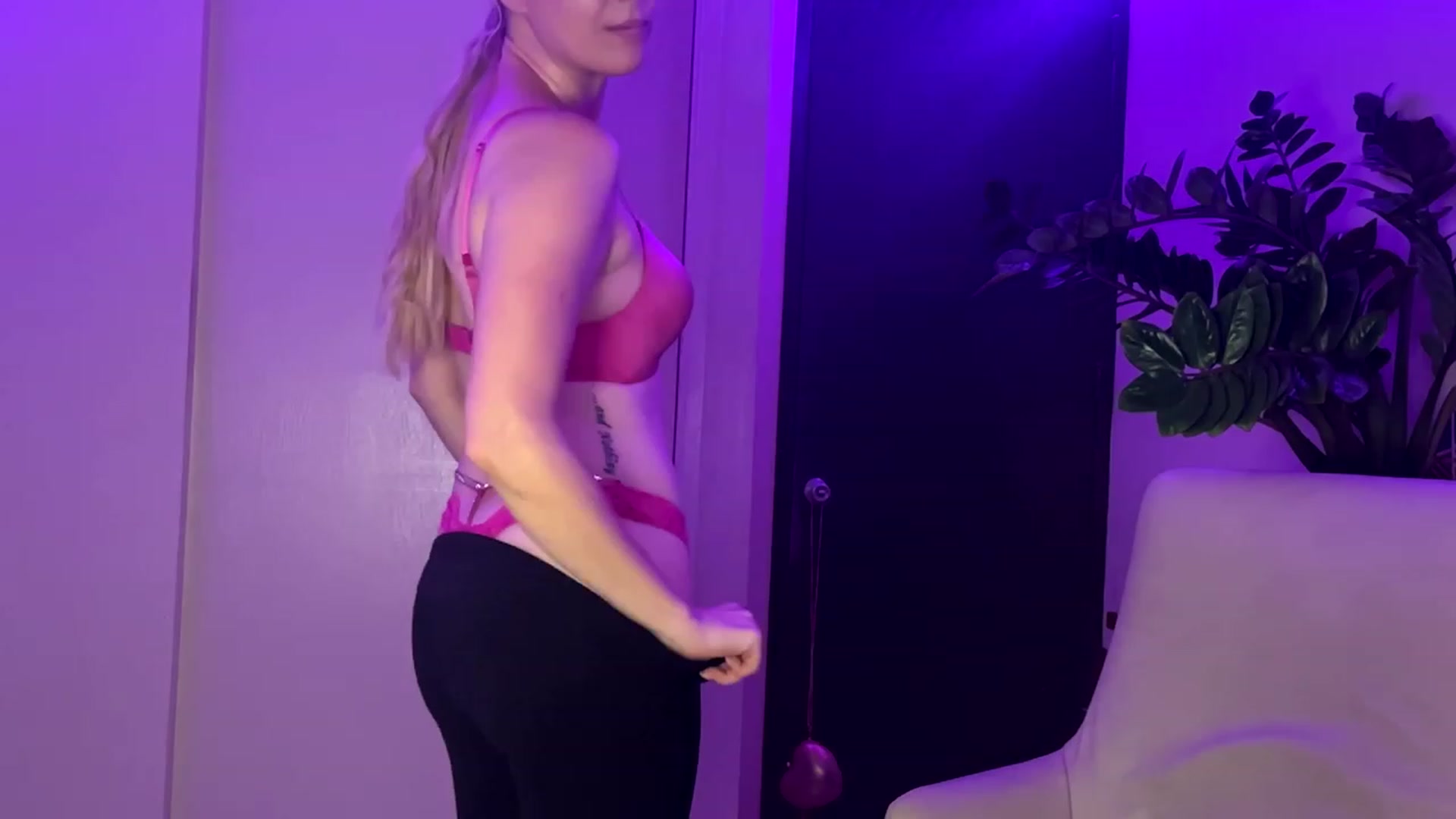 Gallery image thumbnail from JaneAllDay's myfreecams stream on, 12/03/2023, 05:39 image 14 of 20