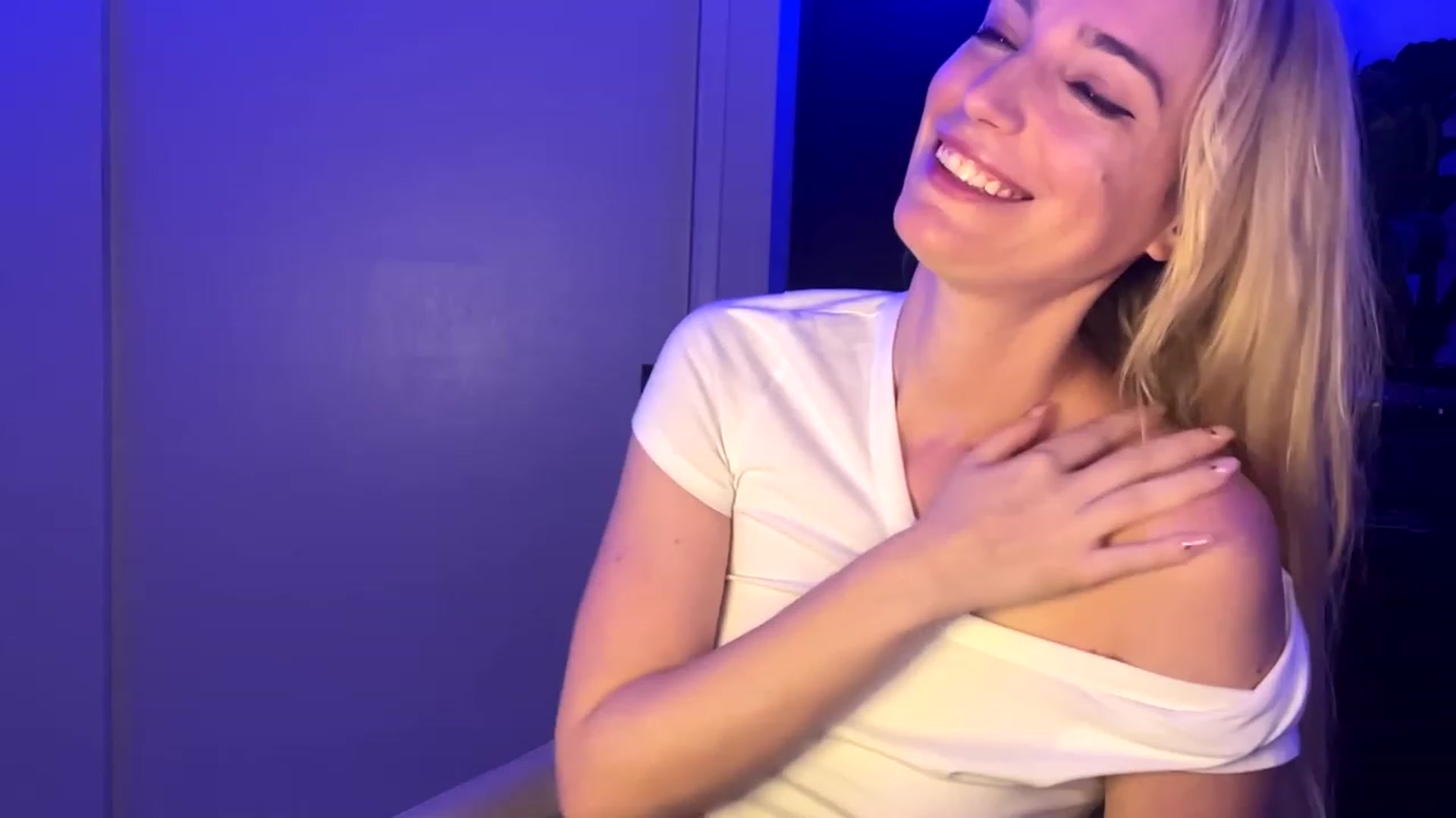 Gallery image thumbnail from JaneAllDay's myfreecams stream on, 12/15/2023, 07:03 image 9 of 20
