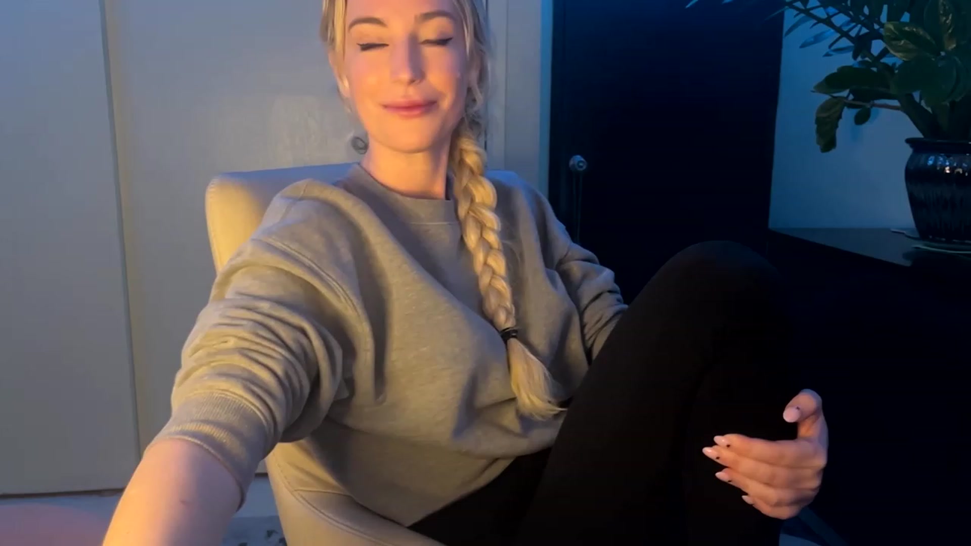 Gallery image thumbnail from JaneAllDay's myfreecams stream on, 12/20/2023, 07:03 image 7 of 20
