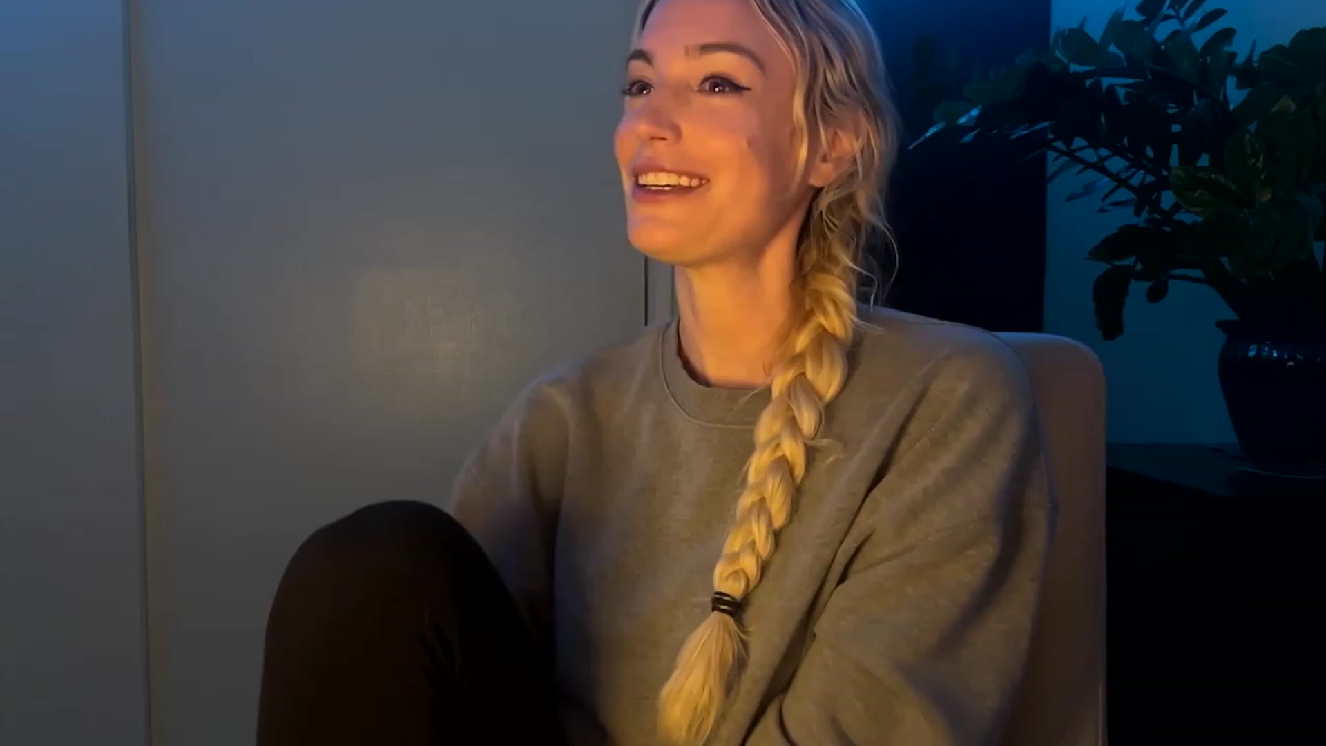 Gallery image thumbnail from JaneAllDay's myfreecams stream on, 12/20/2023, 07:03 image 10 of 20
