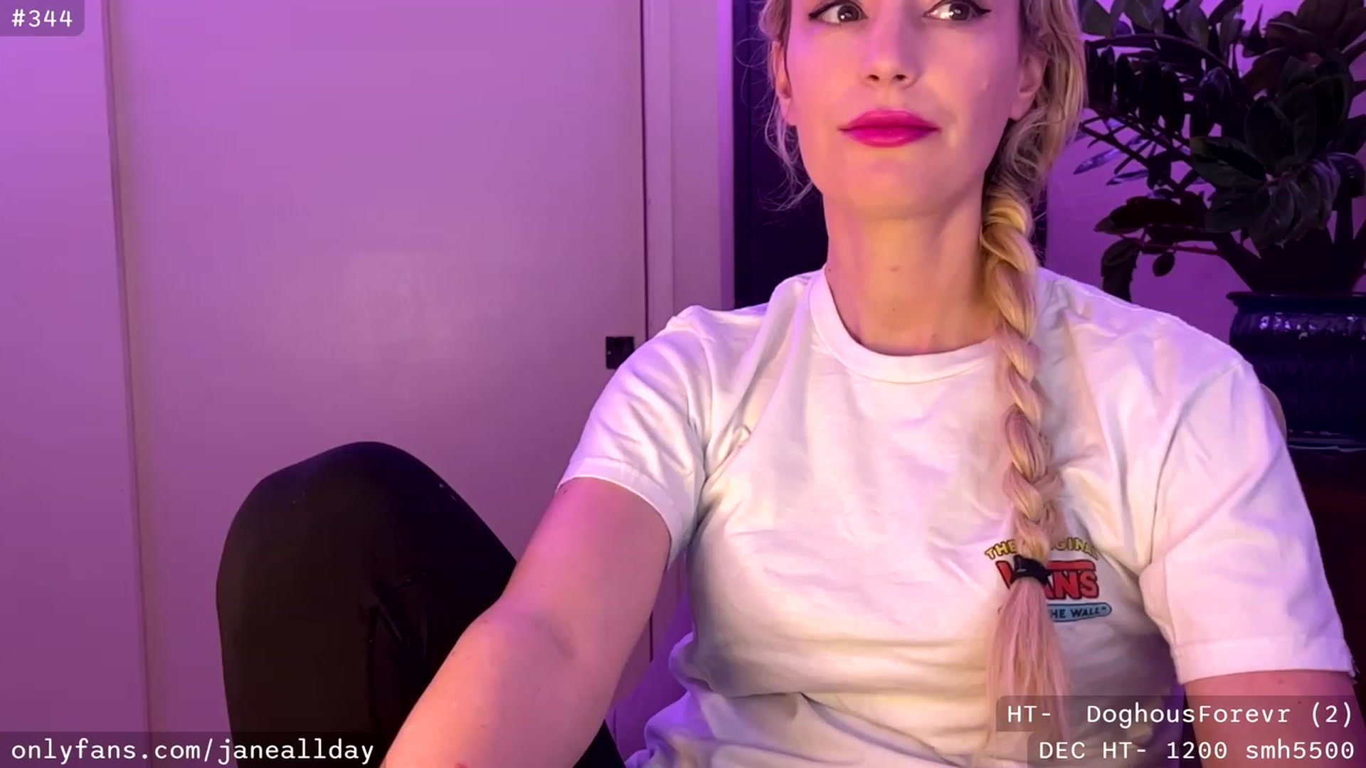 Gallery image thumbnail from JaneAllDay's myfreecams stream on, 12/21/2023, 04:01 image 1 of 20