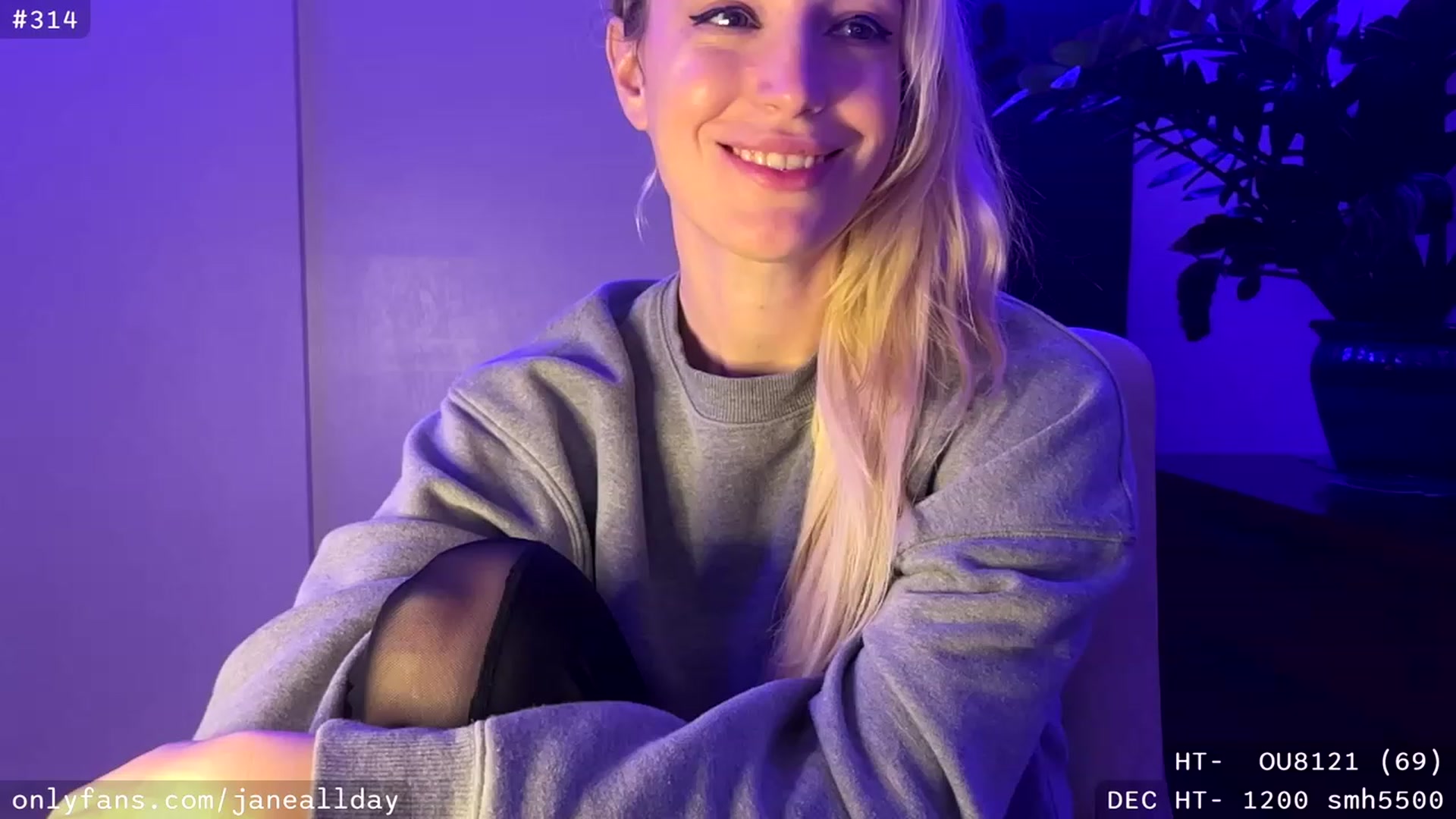 Gallery image thumbnail from JaneAllDay's myfreecams stream on, 12/22/2023, 05:09 image 6 of 20