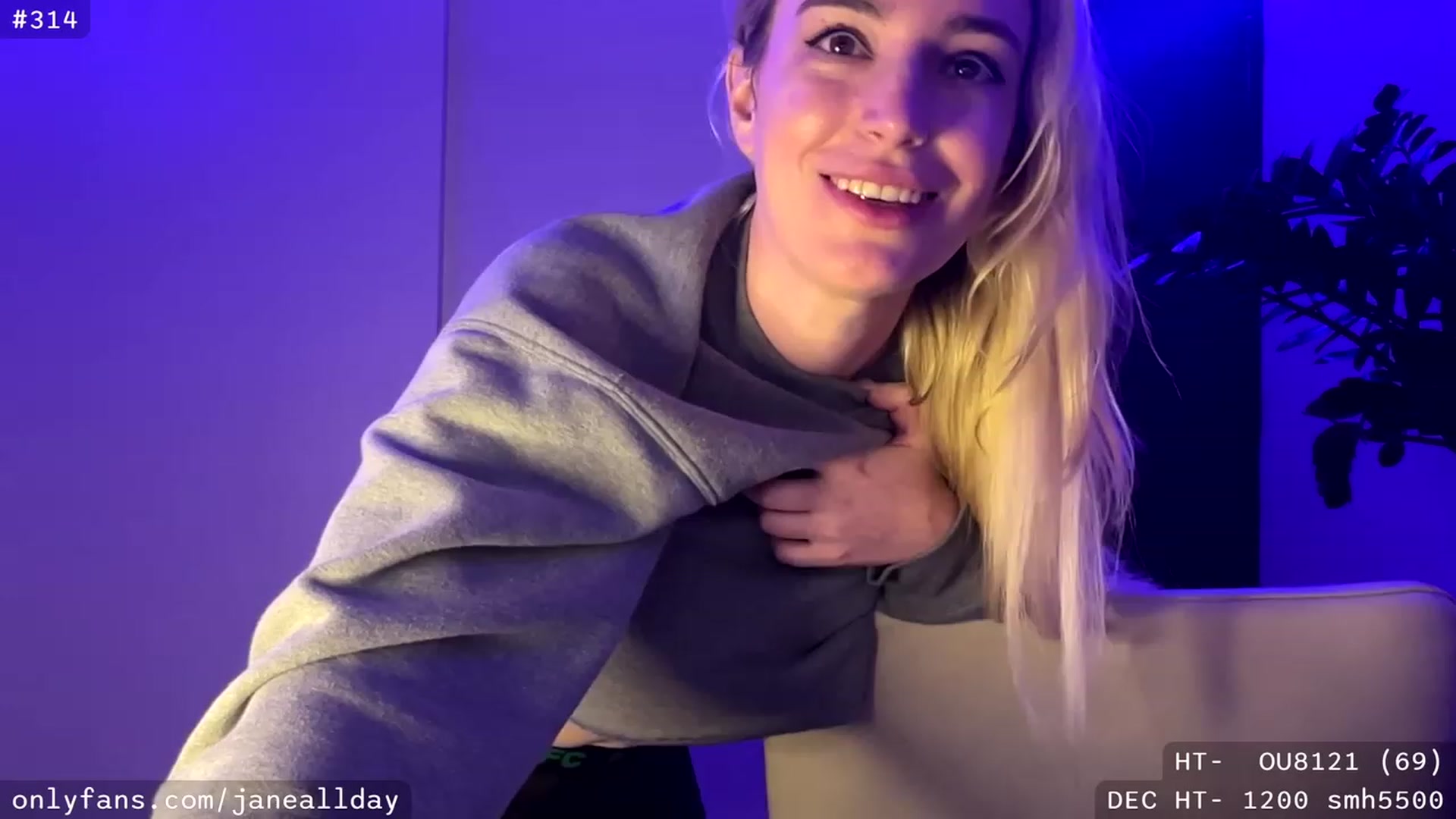 Gallery image thumbnail from JaneAllDay's myfreecams stream on, 12/22/2023, 05:09 image 2 of 20