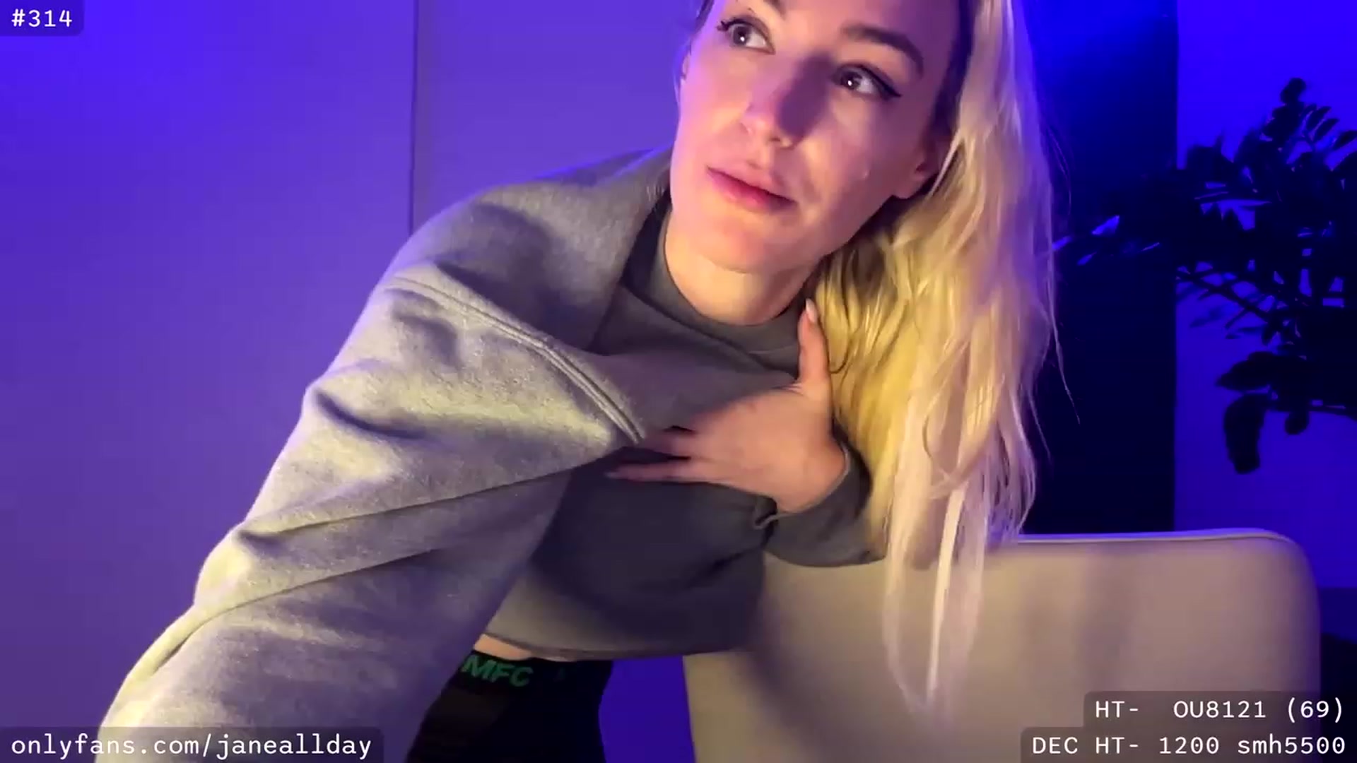 Gallery image thumbnail from JaneAllDay's myfreecams stream on, 12/22/2023, 05:09 image 1 of 20