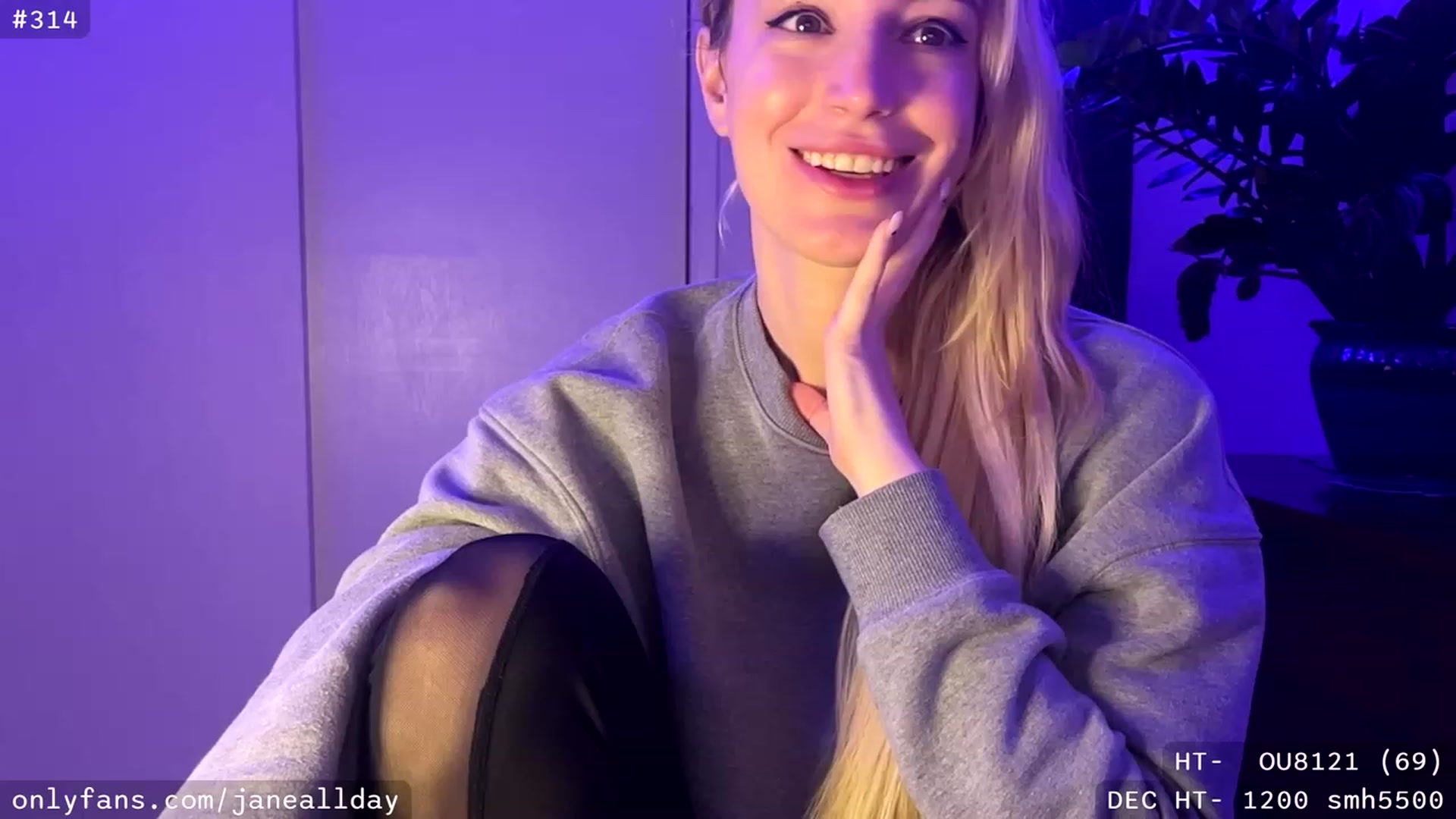 Gallery image thumbnail from JaneAllDay's myfreecams stream on, 12/22/2023, 05:09 image 7 of 20