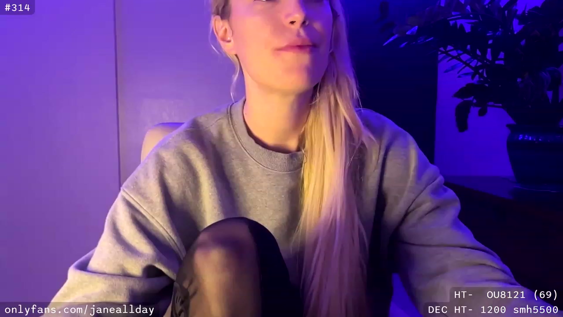 Gallery image thumbnail from JaneAllDay's myfreecams stream on, 12/22/2023, 05:09 image 5 of 20