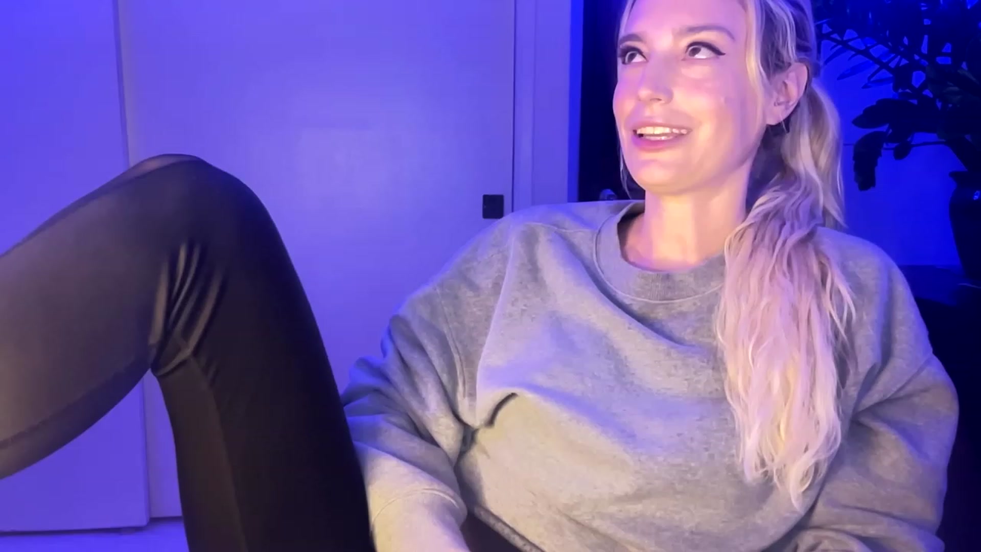 Gallery image thumbnail from JaneAllDay's myfreecams stream on, 12/31/2023, 04:24 image 19 of 20