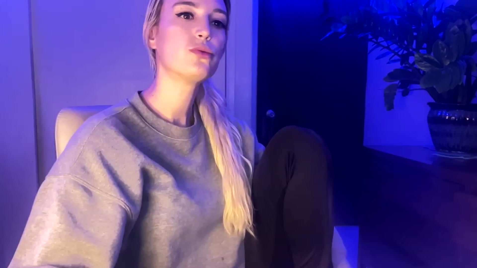Gallery image thumbnail from JaneAllDay's myfreecams stream on, 12/31/2023, 04:24 image 10 of 20