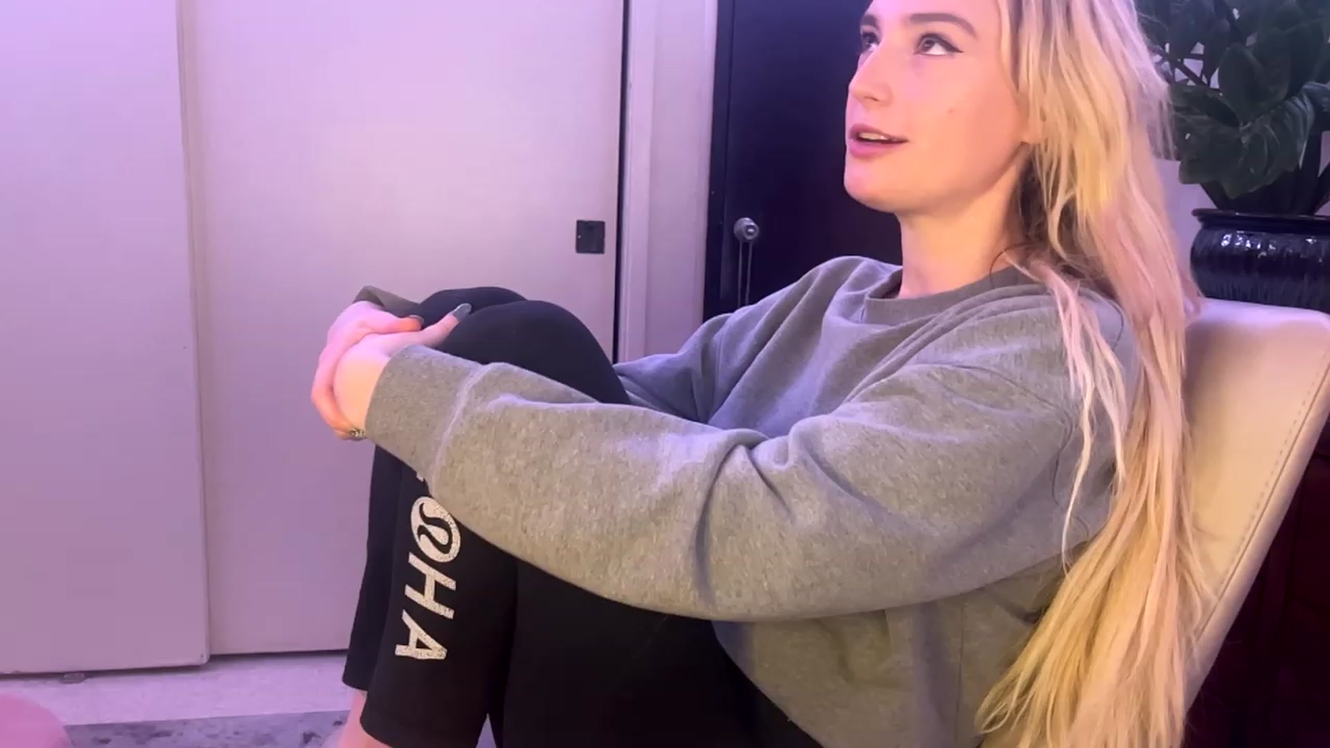 Gallery image thumbnail from JaneAllDay's myfreecams stream on, 01/09/2024, 04:58 image 2 of 20