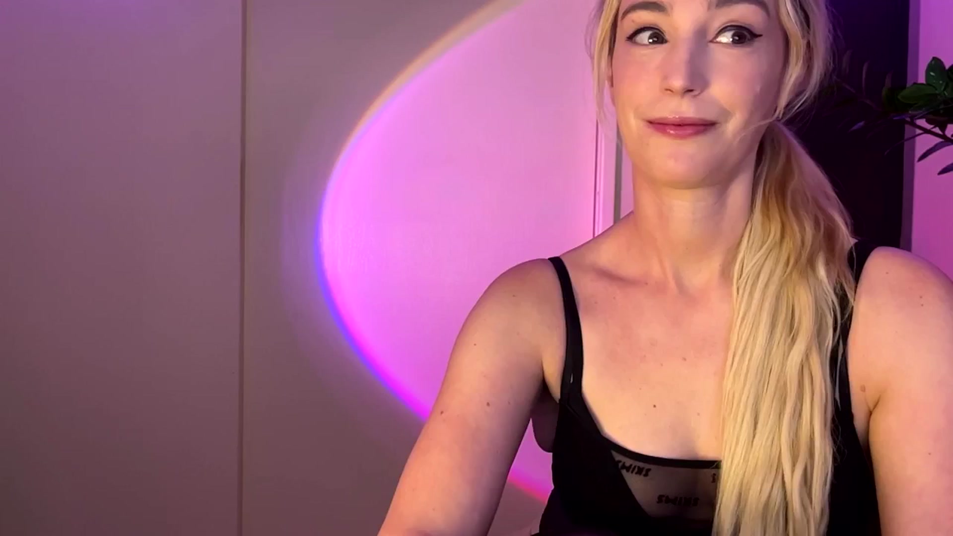 Gallery image thumbnail from JaneAllDay's myfreecams stream on, 02/20/2024, 06:32 image 2 of 20