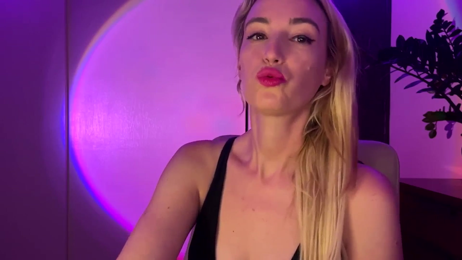 Gallery image thumbnail from JaneAllDay's myfreecams stream on, 02/25/2024, 06:05 image 3 of 20