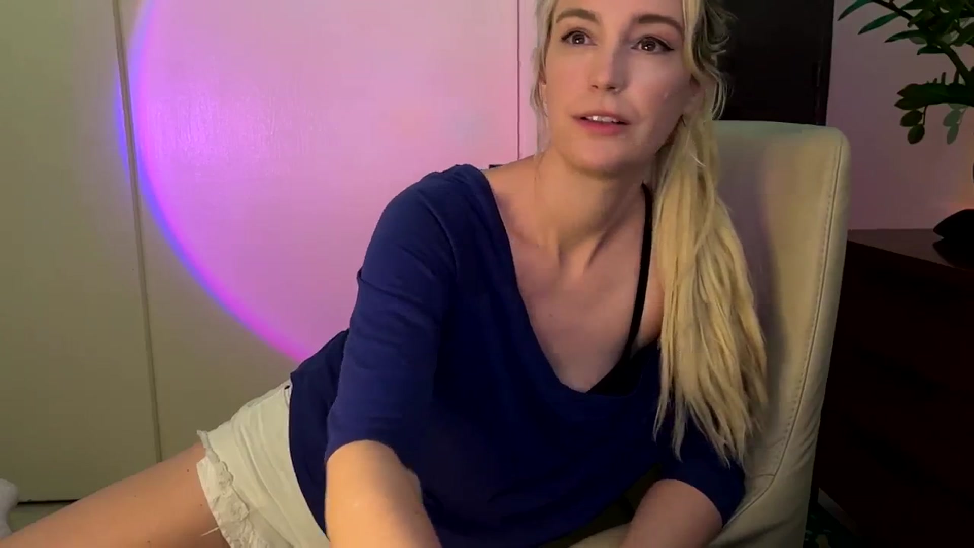 Gallery image thumbnail from JaneAllDay's myfreecams stream on, 02/27/2024, 04:06 image 17 of 20
