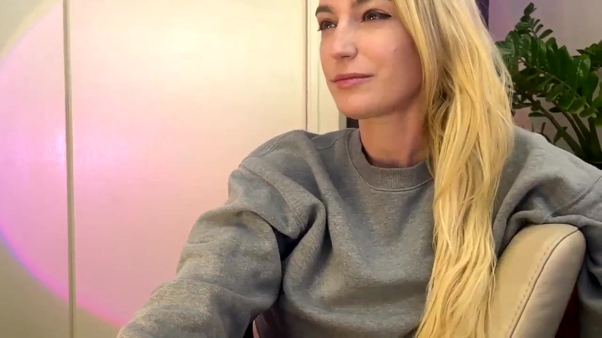 Gallery image thumbnail from JaneAllDay's myfreecams stream on, 03/07/2024, 21:03 image 3 of 20