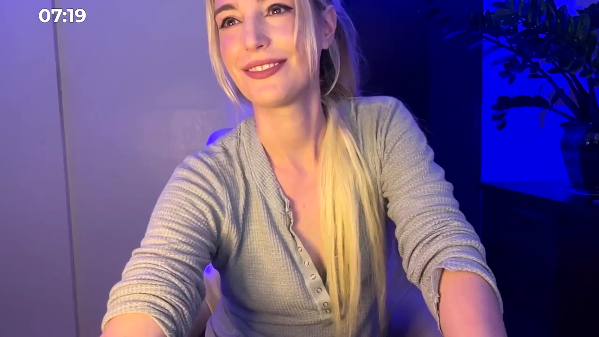 Gallery image thumbnail from JaneAllDay's myfreecams stream on, 03/10/2024, 04:27 image 2 of 20