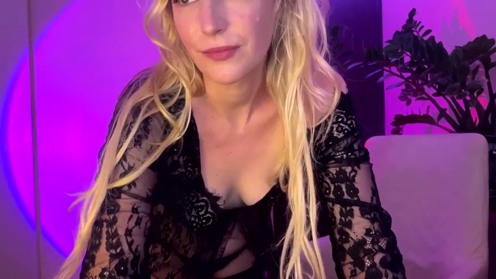 Gallery image thumbnail from JaneAllDay's myfreecams stream on, 03/17/2024, 04:54 image 16 of 20