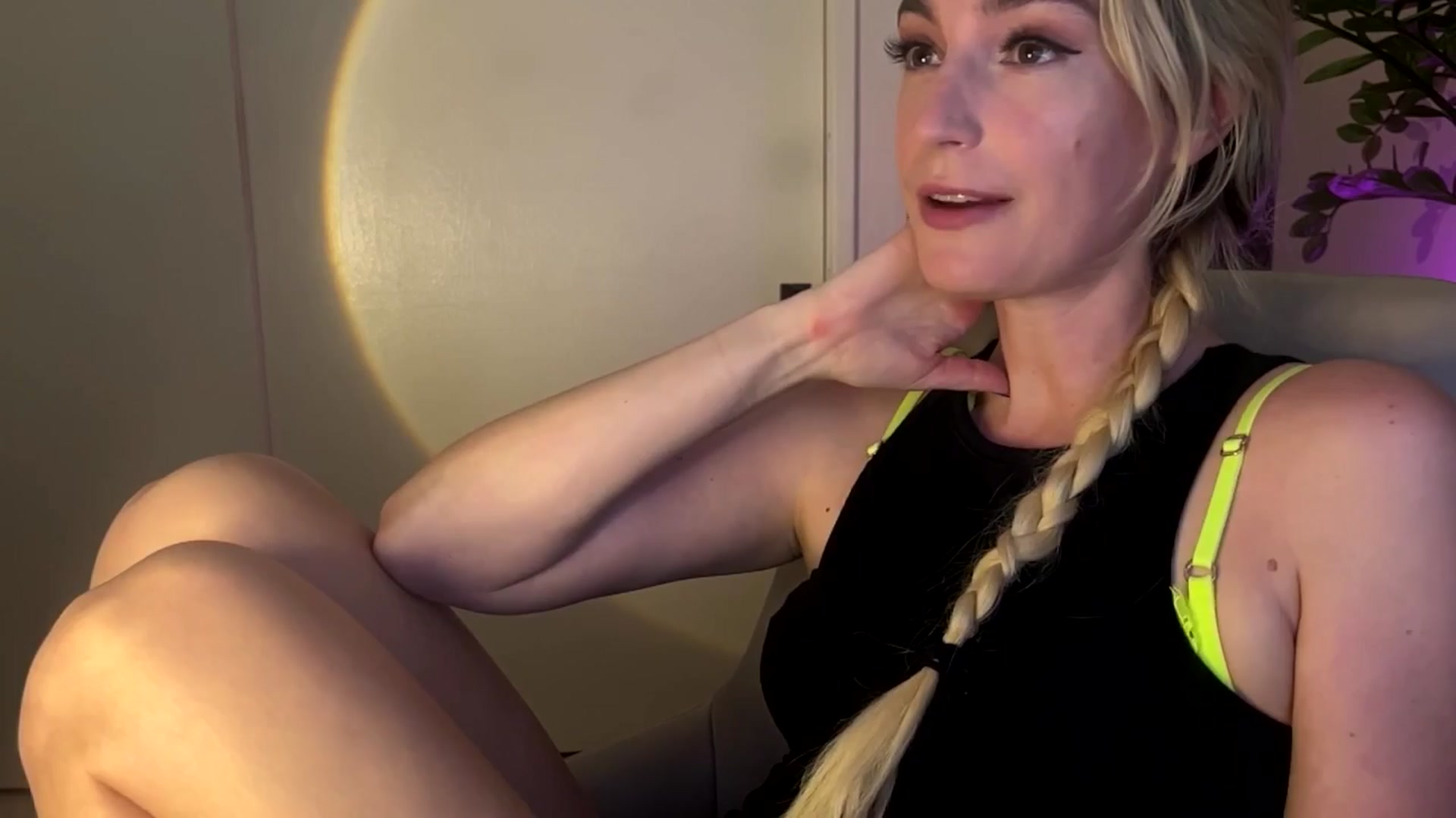 Gallery image thumbnail from JaneAllDay's myfreecams stream on, 04/06/2024, 05:34 image 2 of 20