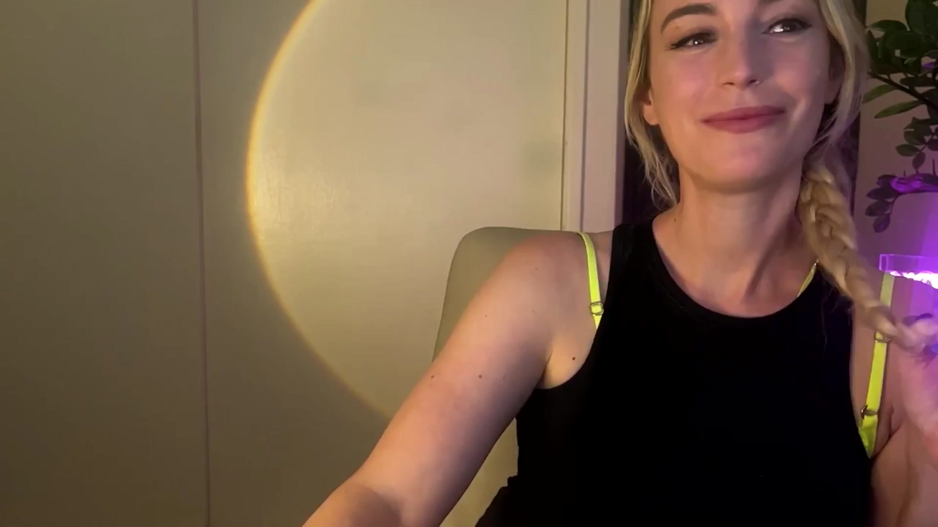 Gallery image thumbnail from JaneAllDay's myfreecams stream on, 04/06/2024, 05:34 image 1 of 20