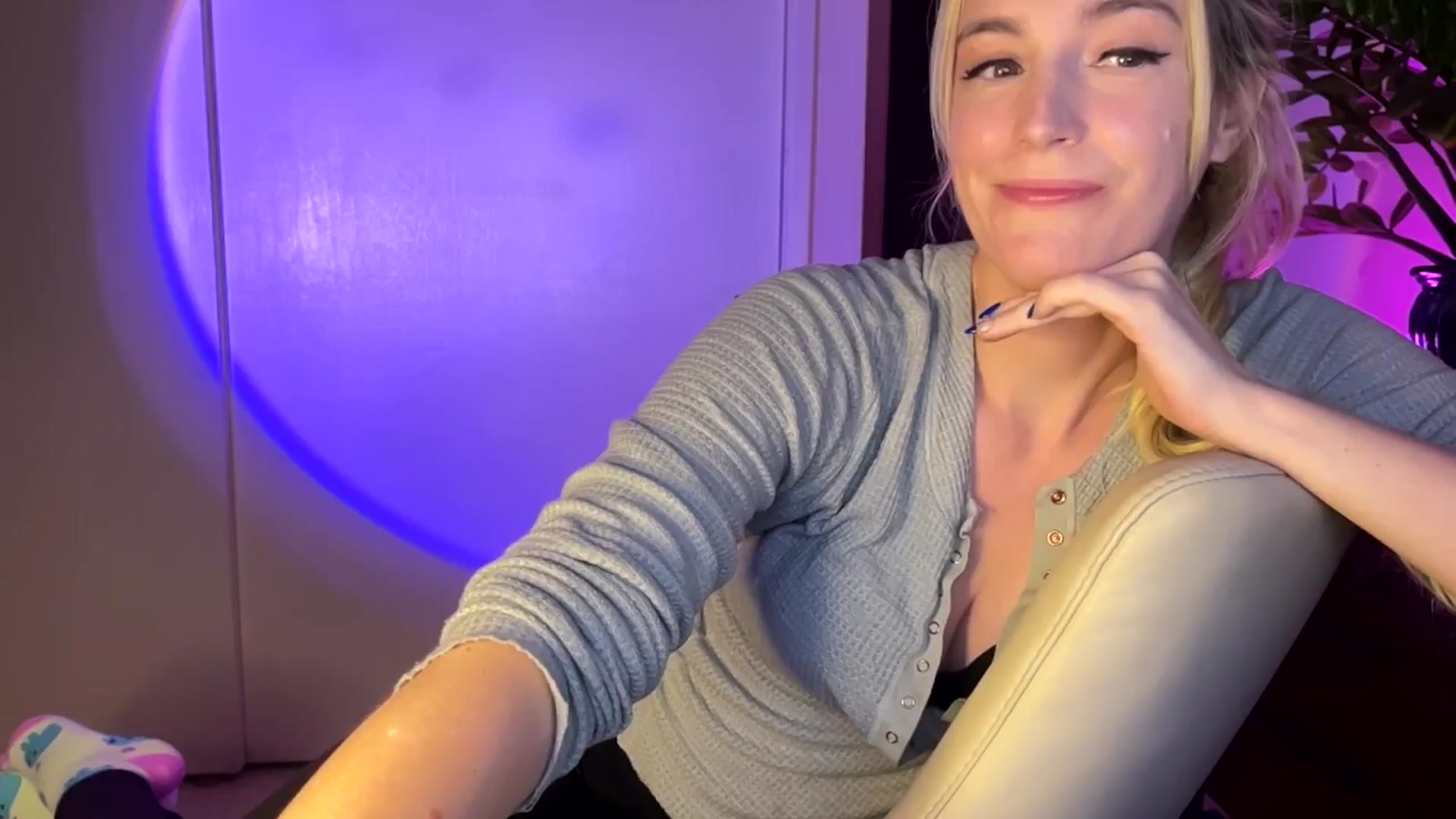 Gallery image thumbnail from JaneAllDay's myfreecams stream on, 04/11/2024, 06:42 image 8 of 20
